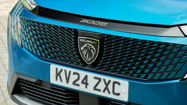 Peugeot 3008 Hybrid - front grille