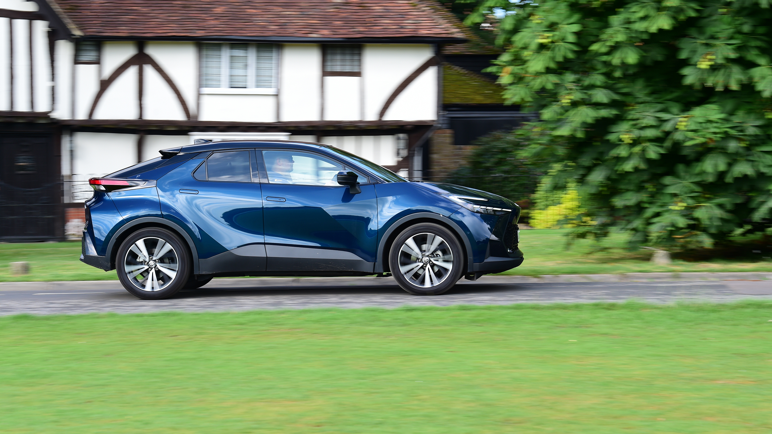 Toyota C-HR - side action