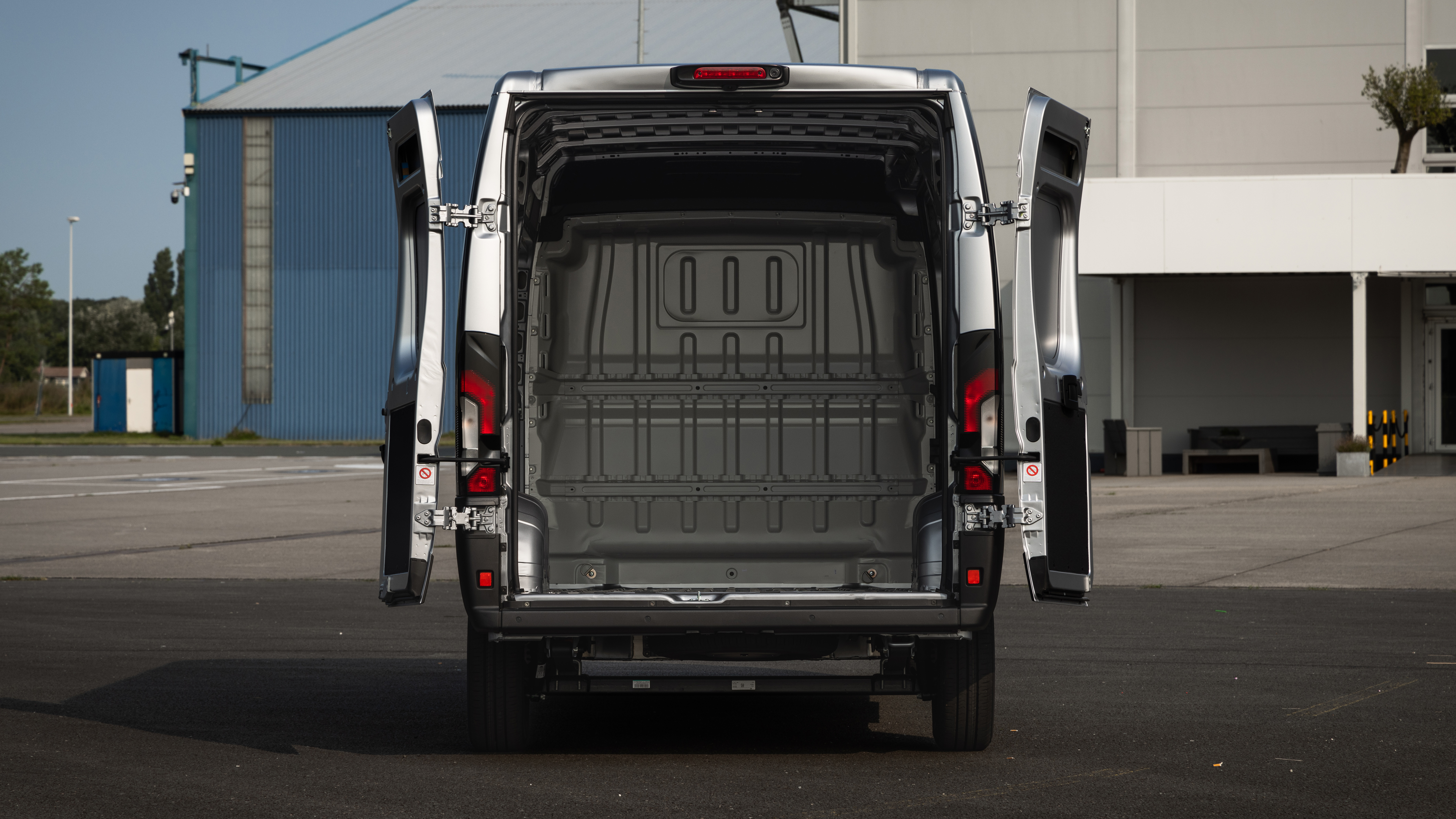 Toyota Proace Max - (doors open)