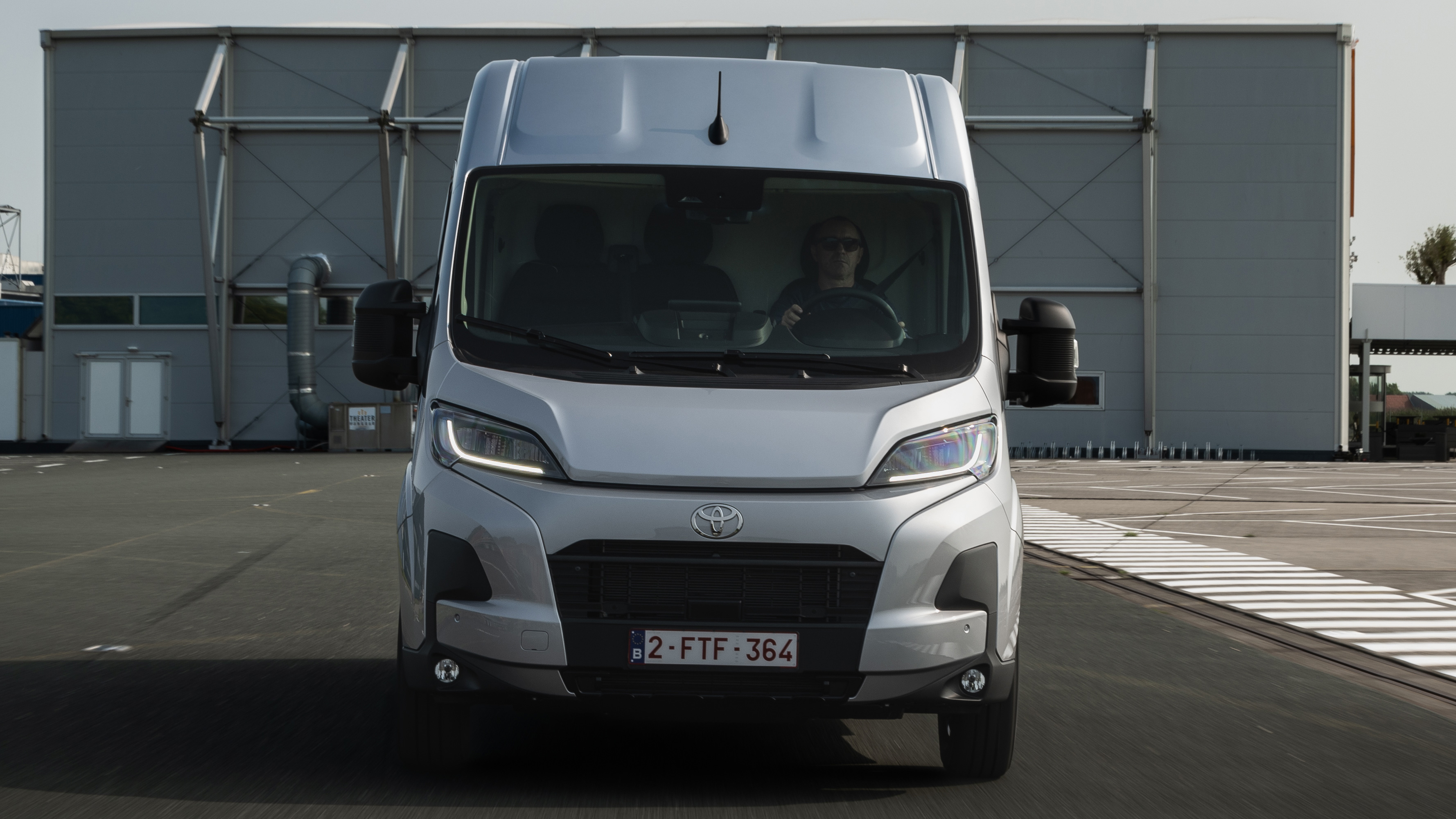 Toyota Proace Max - front static