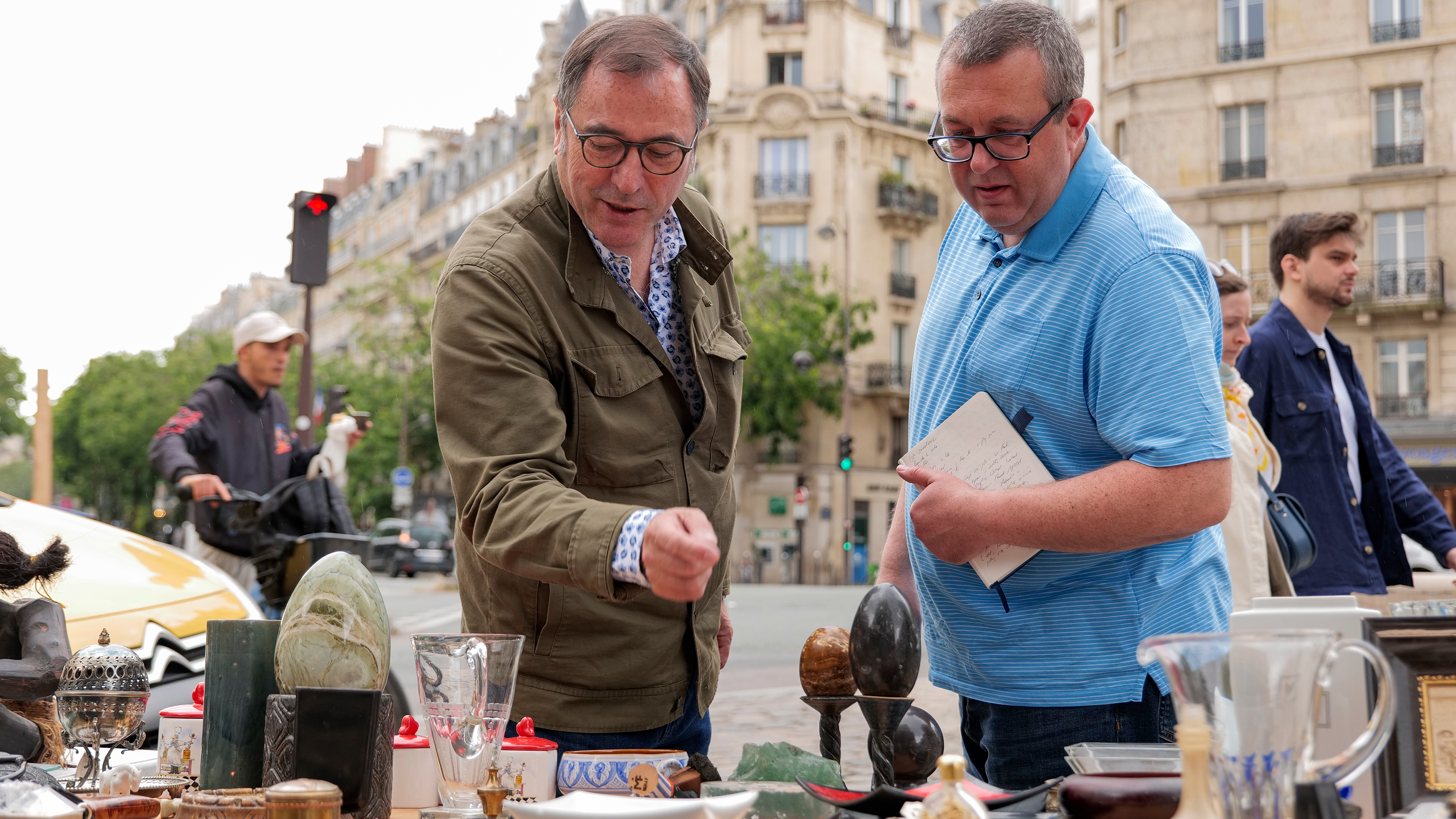 Dacia CEO Denis Le Vot and John McIlroy browsing a French market stall