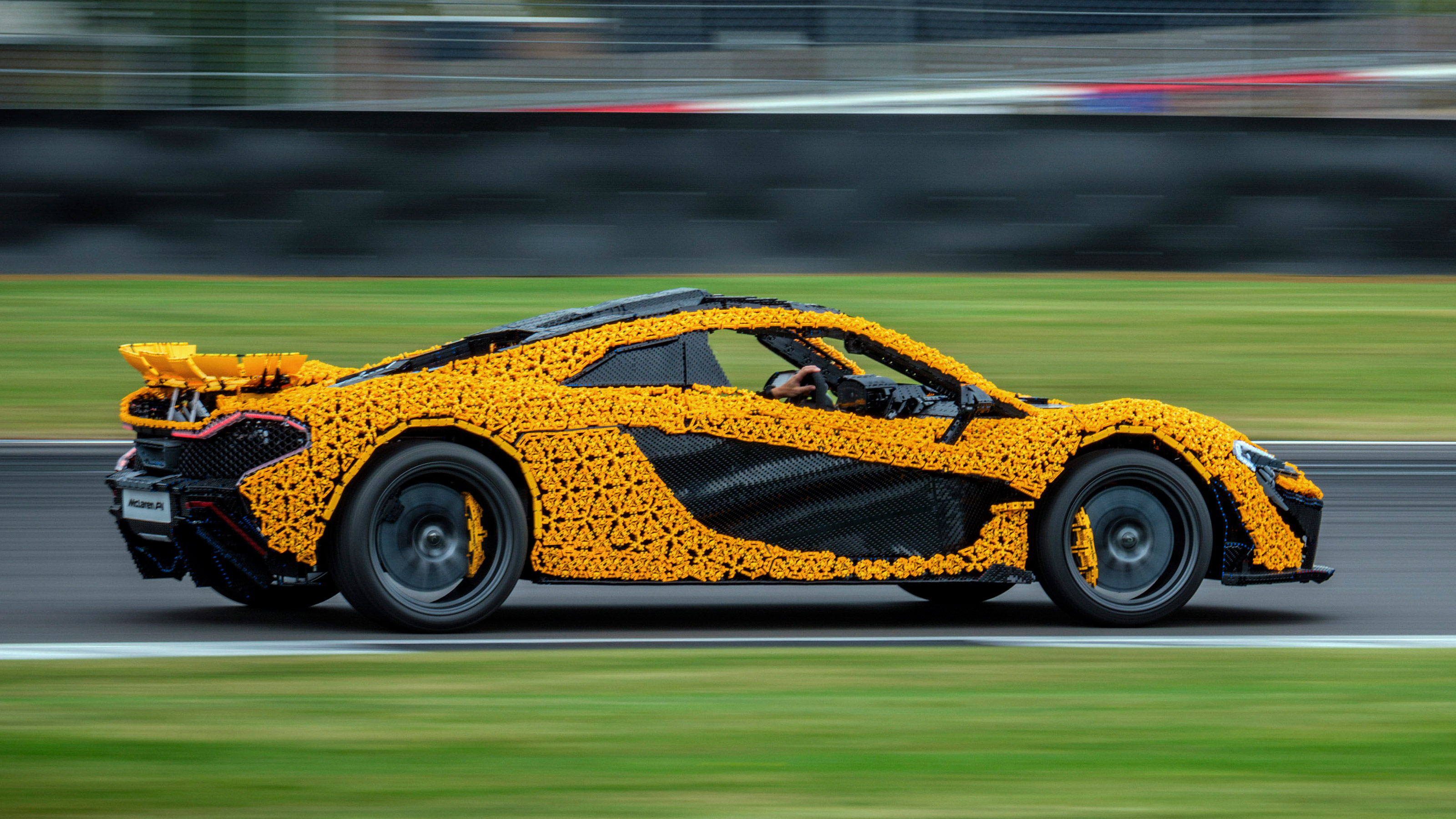 Lego McLaren P1 - side action