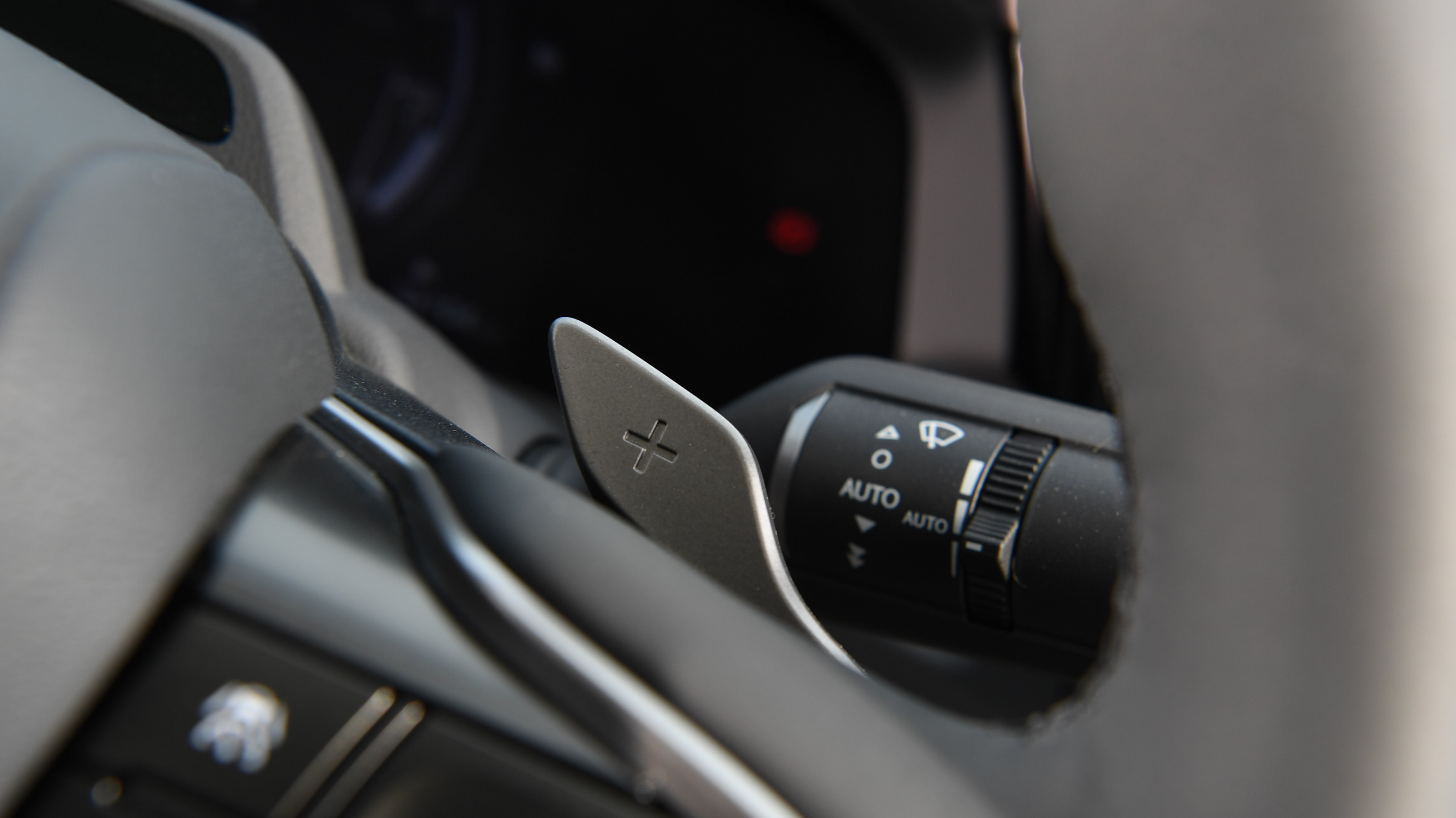 Lexus RZ 300e - paddle