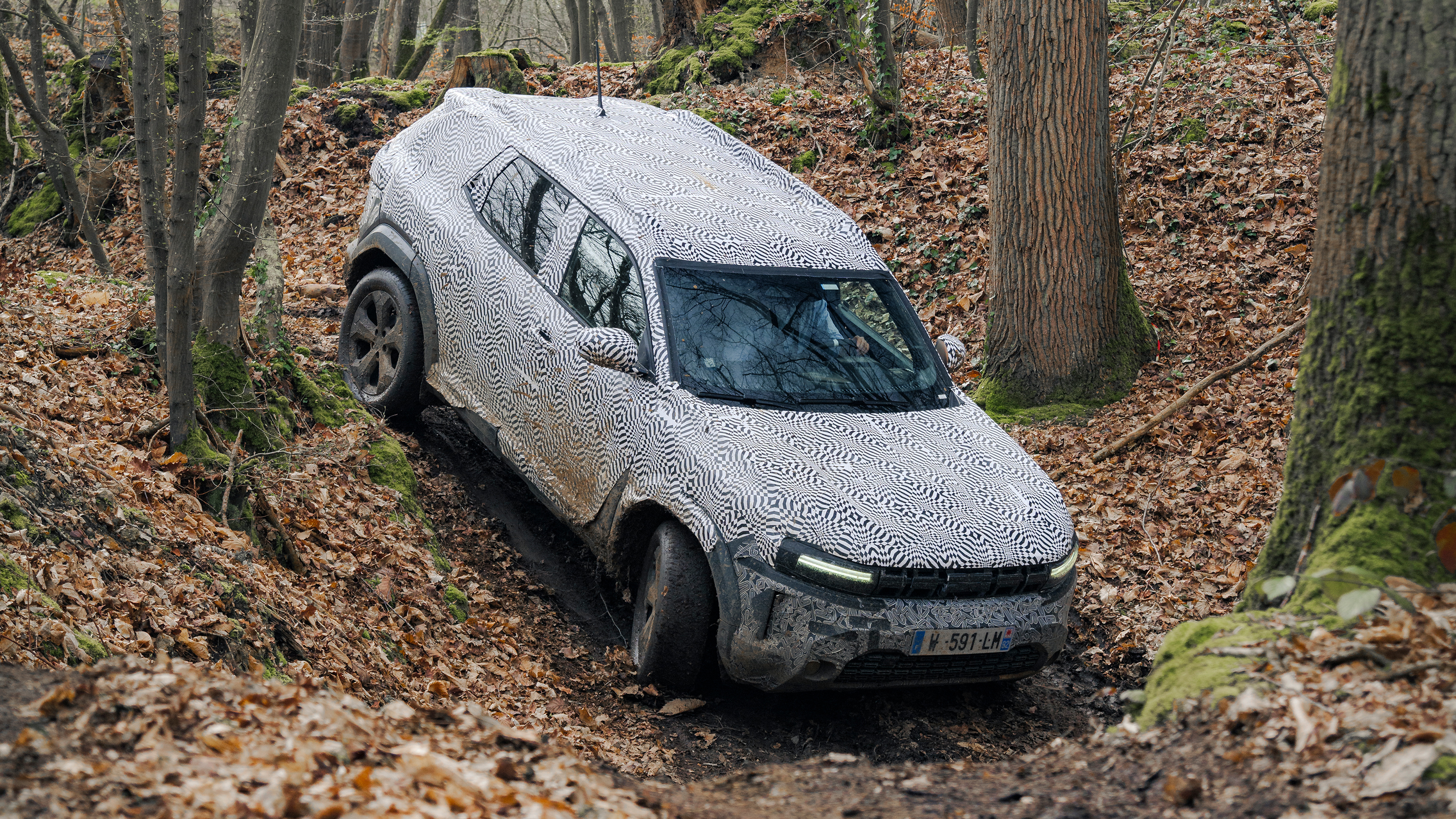 Dacia Duster descending a sharp gradient