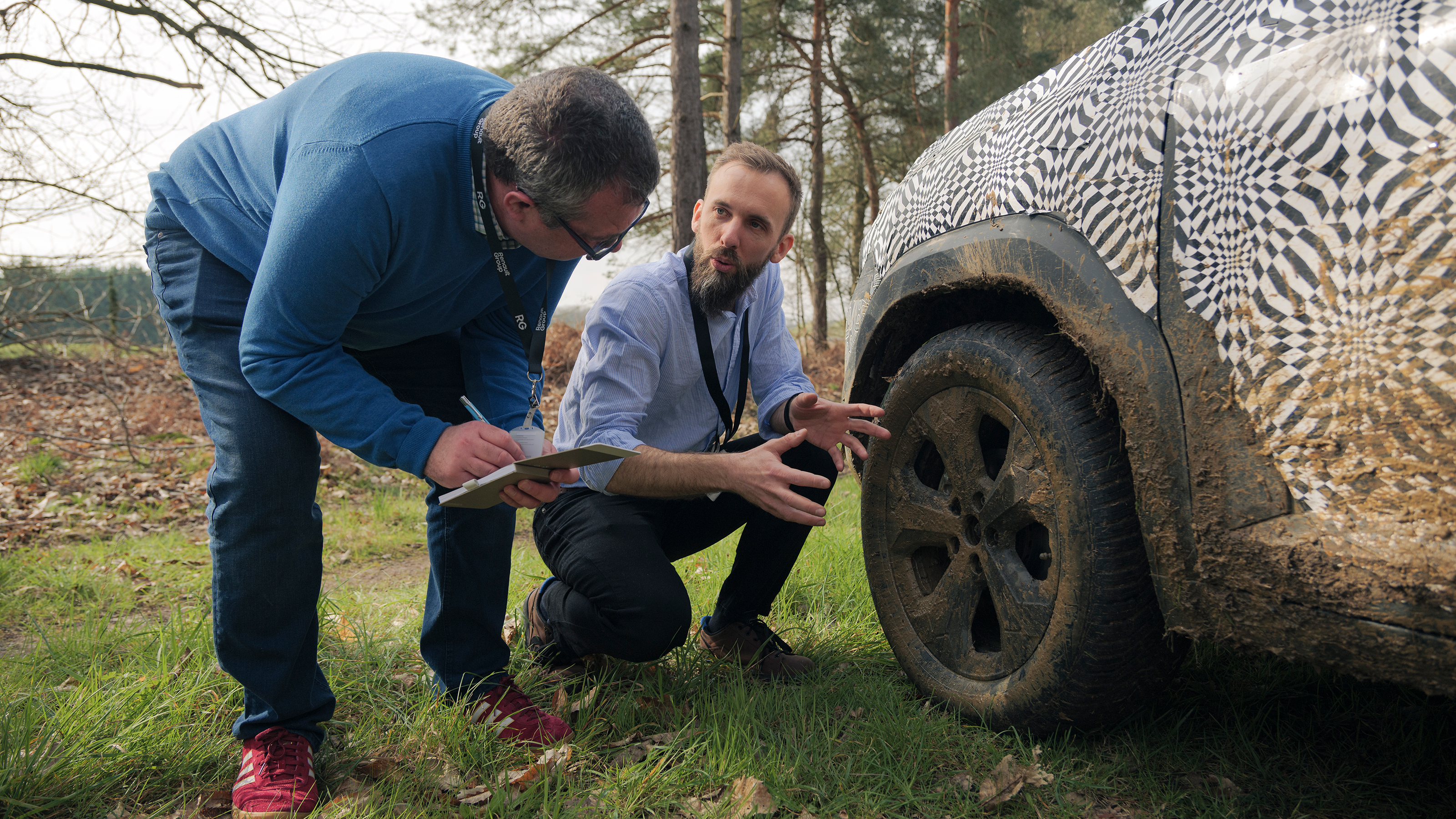 John McIlroy and Philippe Turchet inspecting the Dacia Duster's front wheel