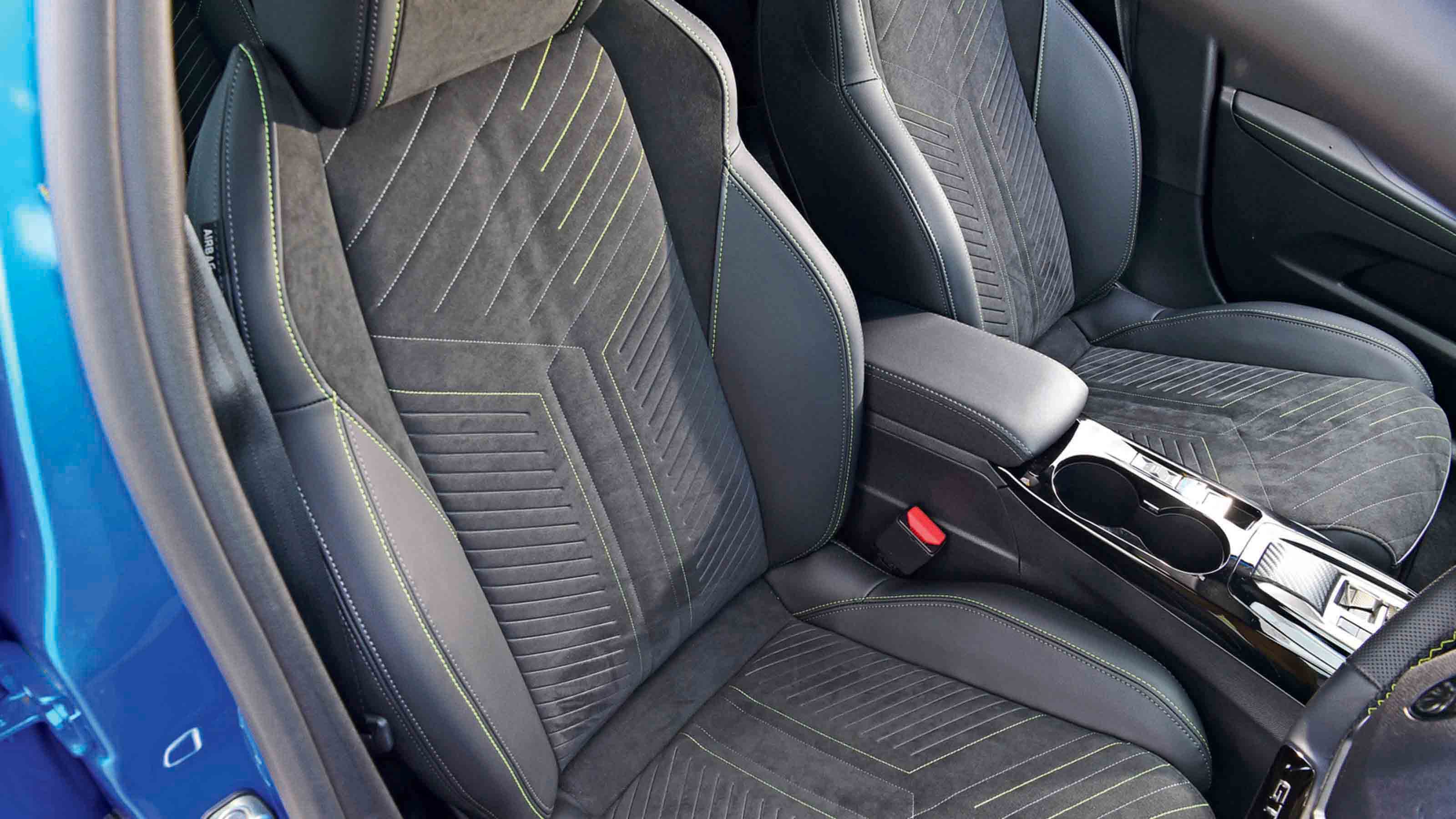 Peugeot E-208 - front seat detail