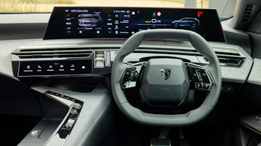 Peugeot E-5008 - dash