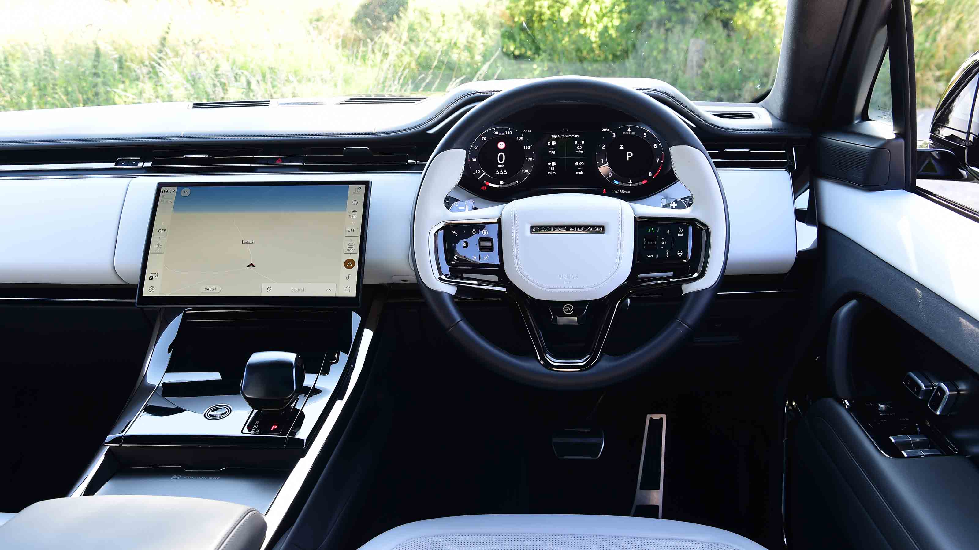 Range Rover Sport SV - dashboard straight on