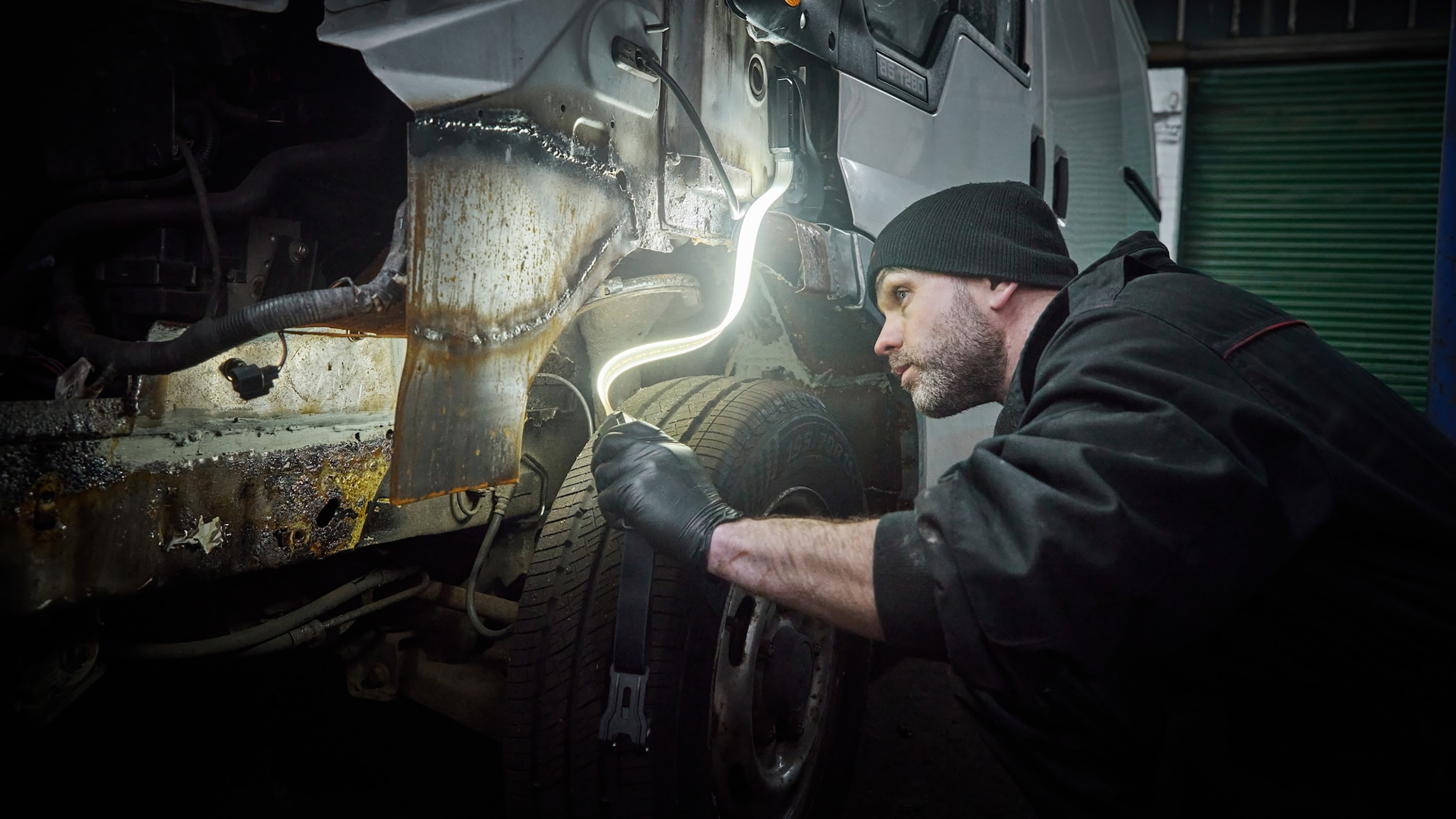 Ring MAGFLEX 1000 Superflex LED utility lamp attached to a Ford Transit's wheelarch
