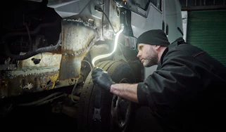 Ring MAGFLEX 1000 Superflex LED utility lamp attached to a Ford Transit's wheelarch
