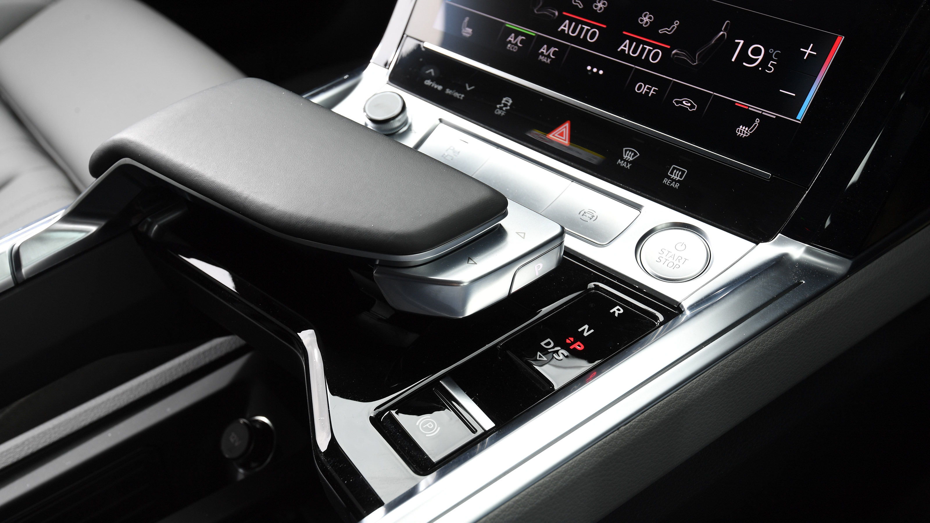 Used Audi e-tron - centre console