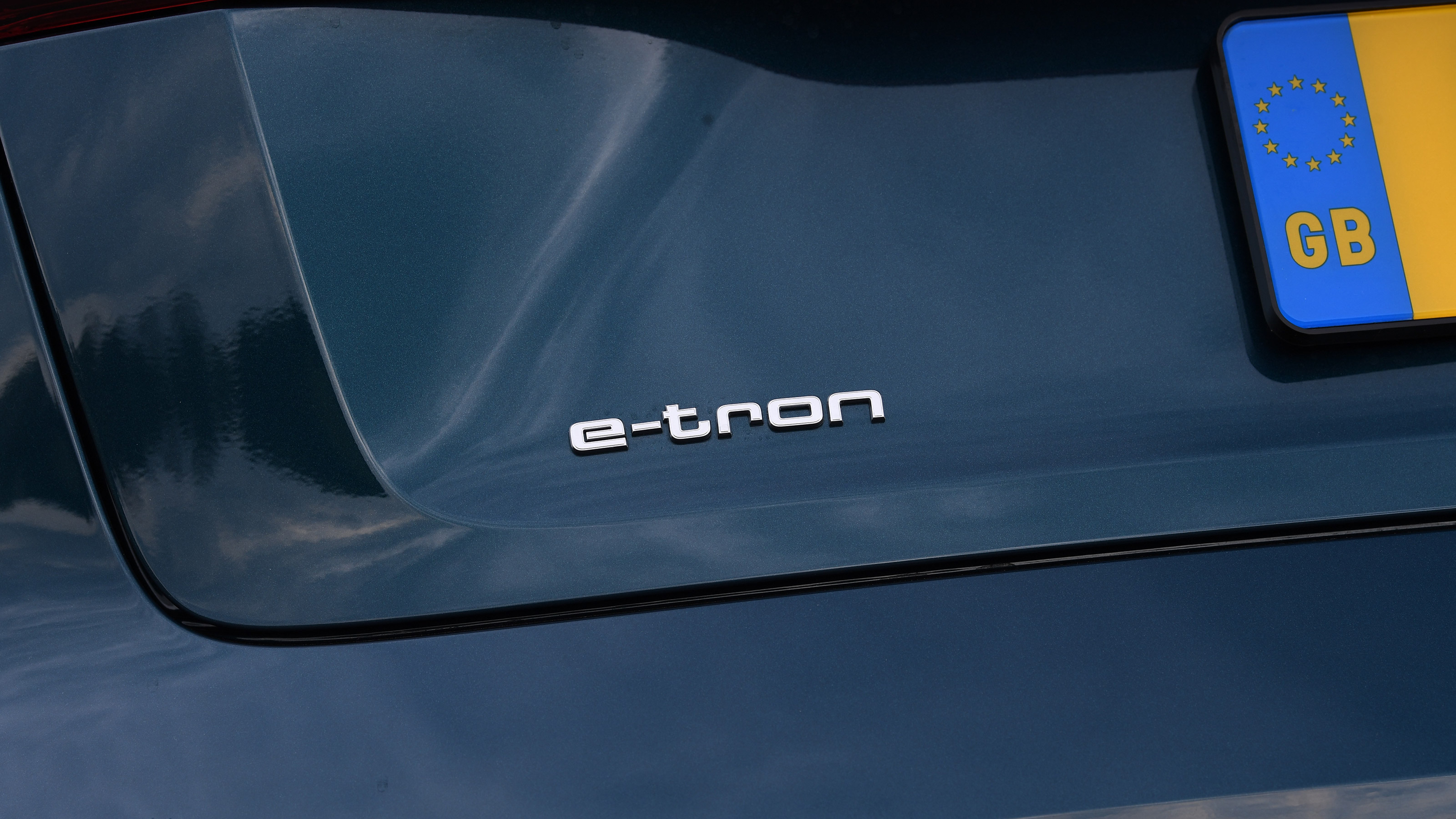 Used Audi e-tron - badge