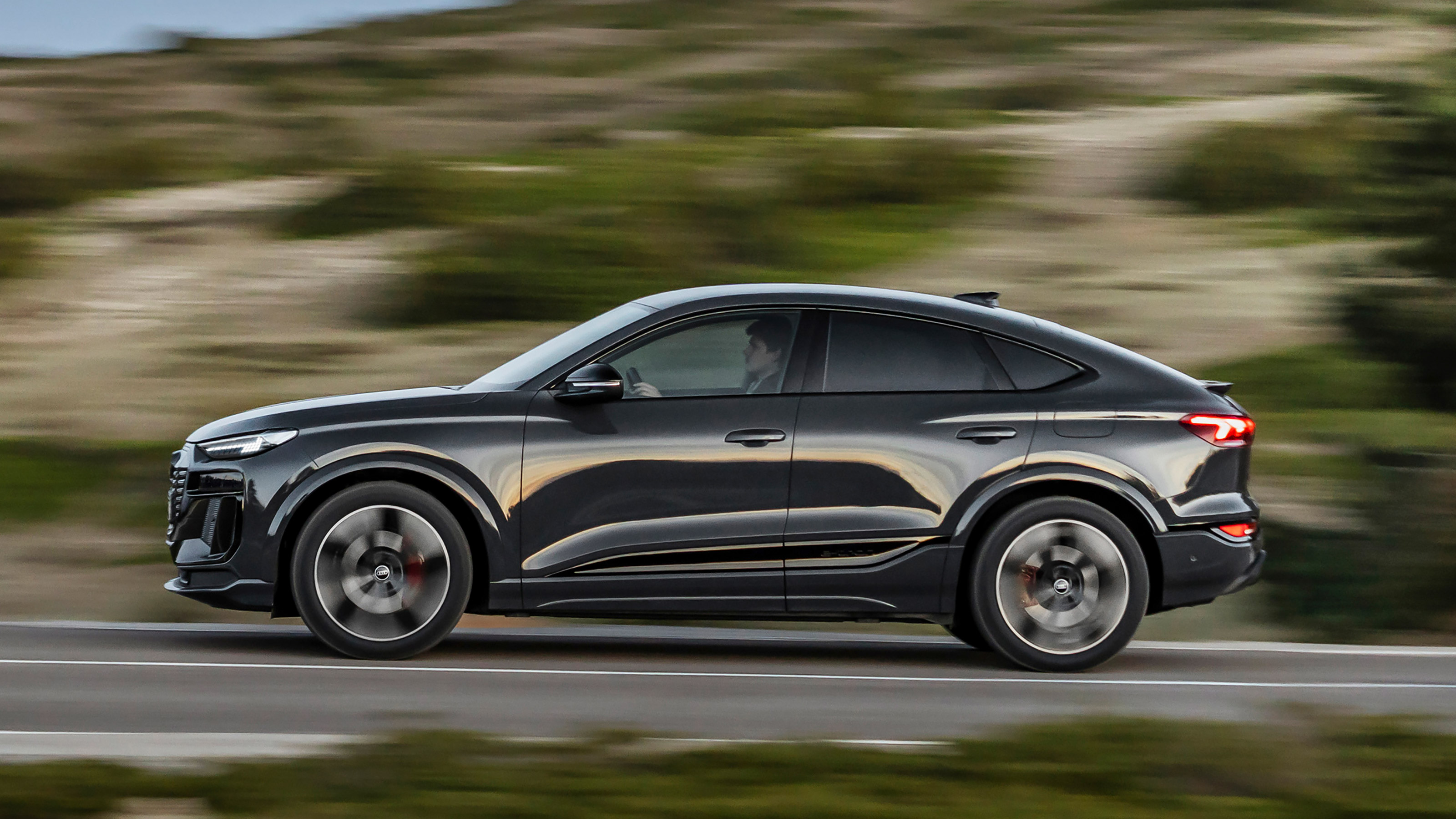 Audi Q6 e-tron Sportback - side