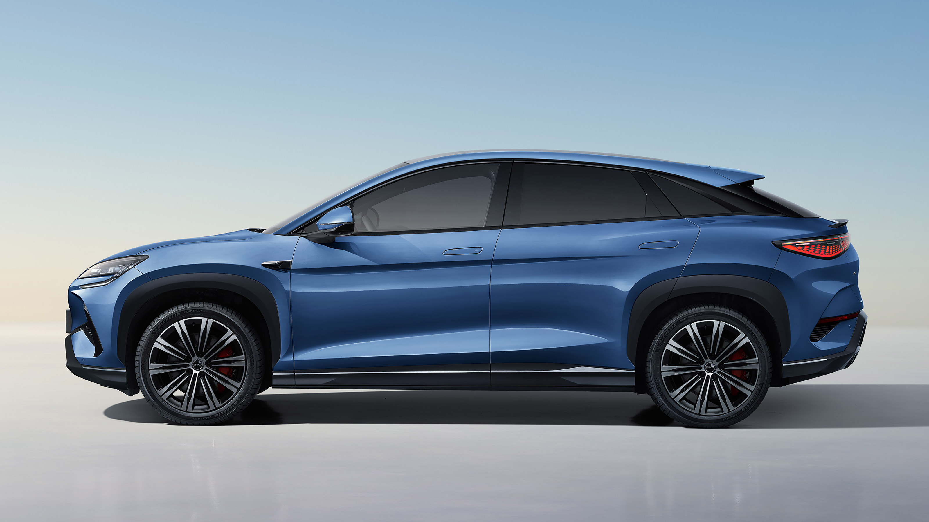 BYD Sealion 7 - side blue