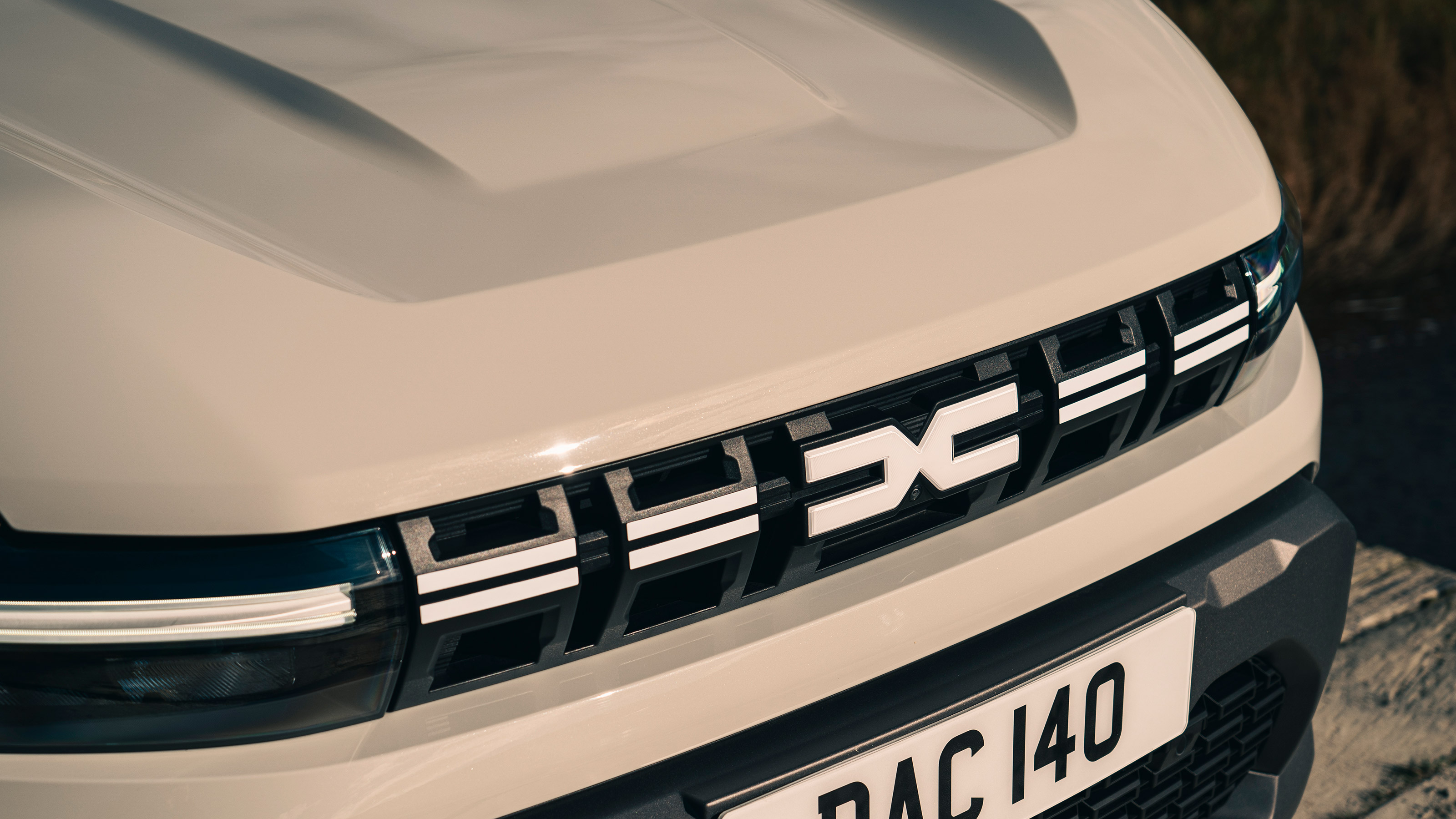 Dacia Duster Hybrid - front badge