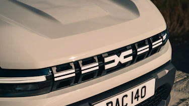 Dacia Duster Hybrid - front badge