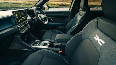 Dacia Duster Hybrid - front seats