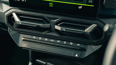 Dacia Duster Hybrid - centre console