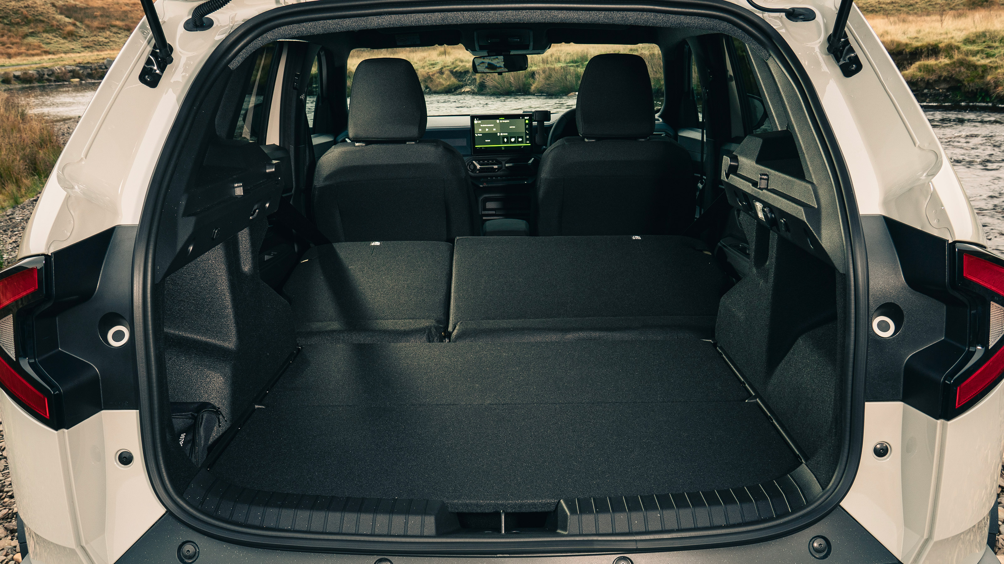 Dacia Duster Hybrid - boot seats down