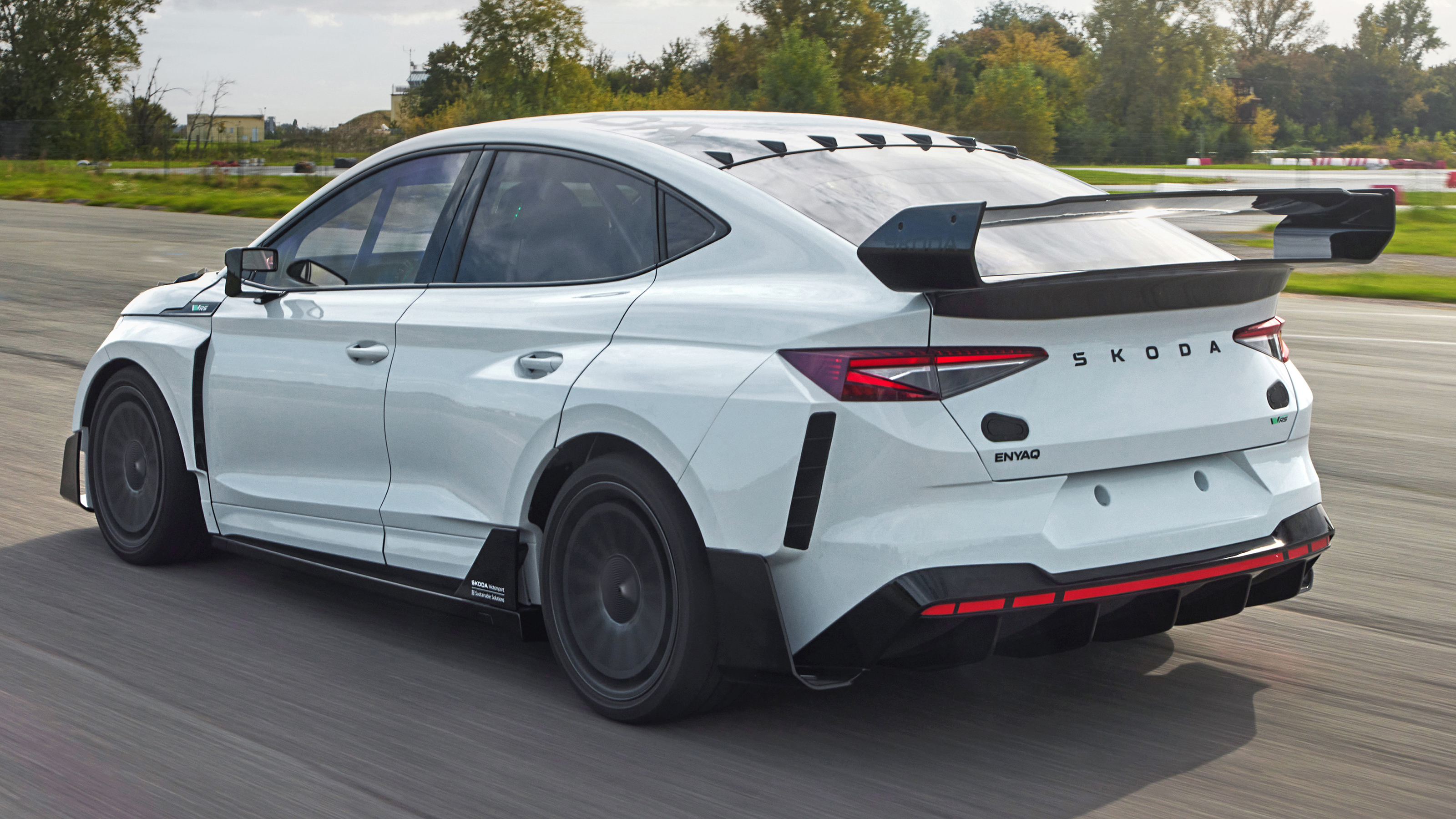 Skoda Enyaq RS Race - rear tracking