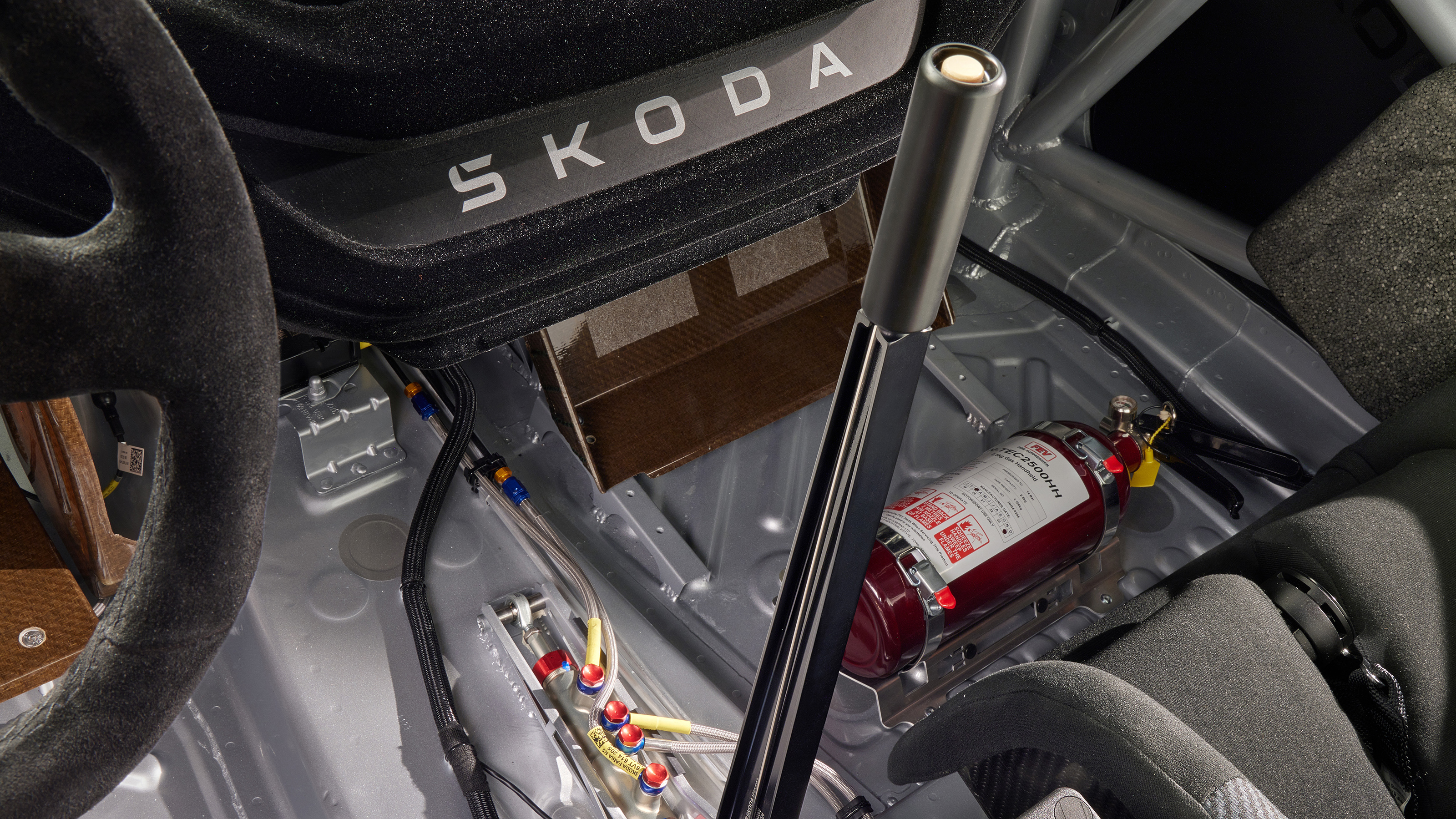 Skoda Enyaq RS Race - gear-shifter and fire extinguisher