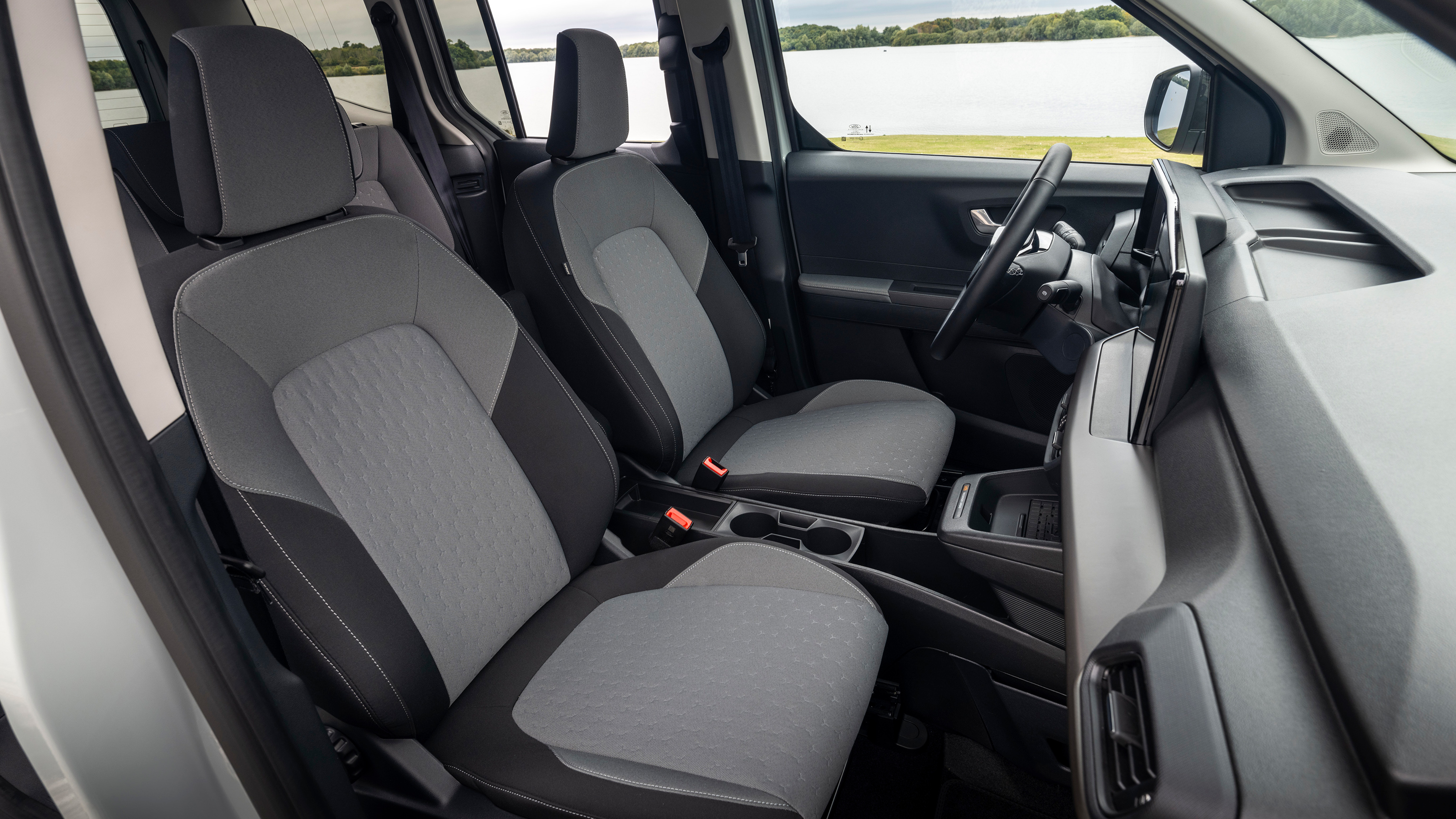 Ford E-Tourneo Courier - front seats