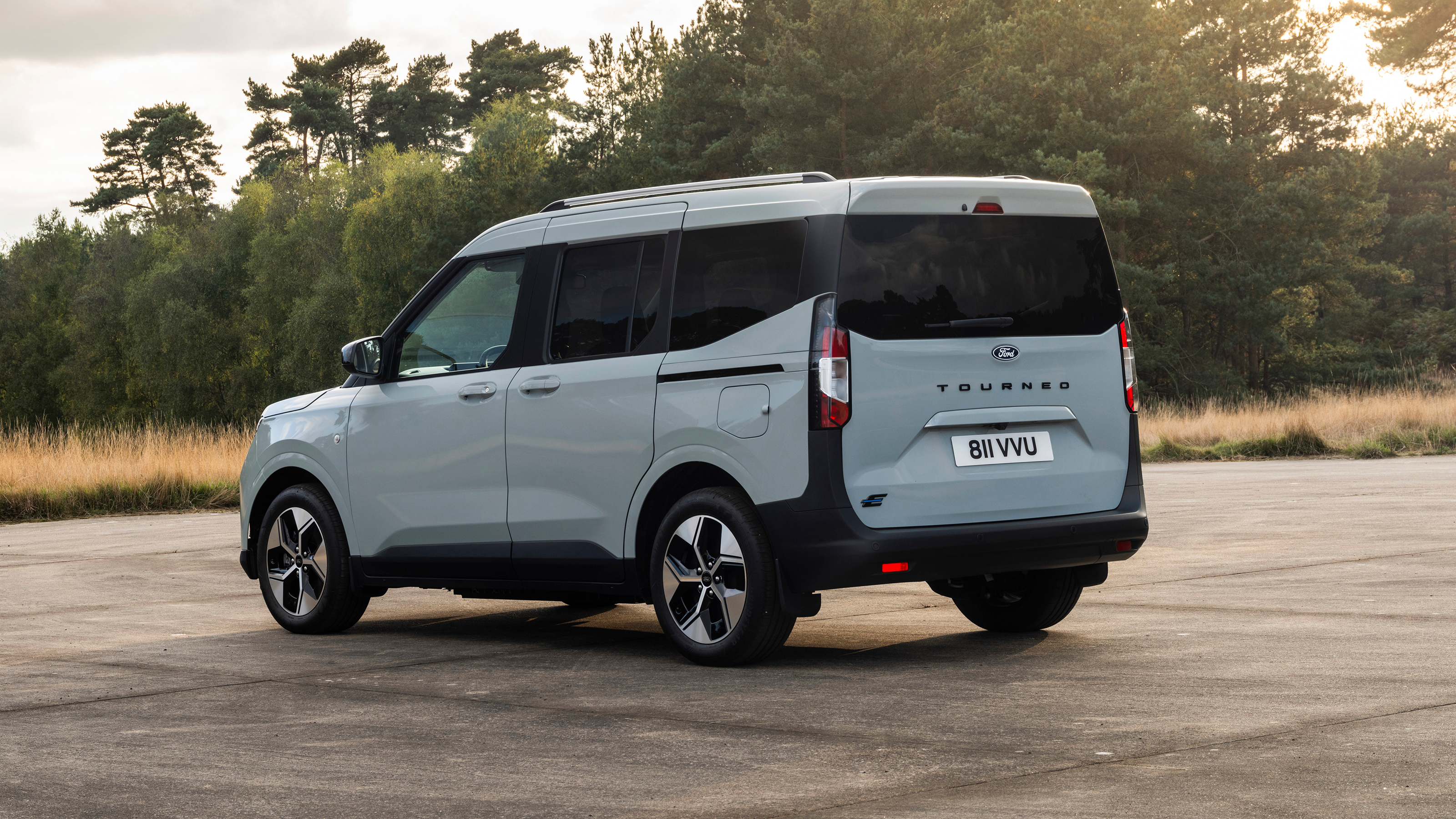 Ford E-Tourneo Courier - rear tracking