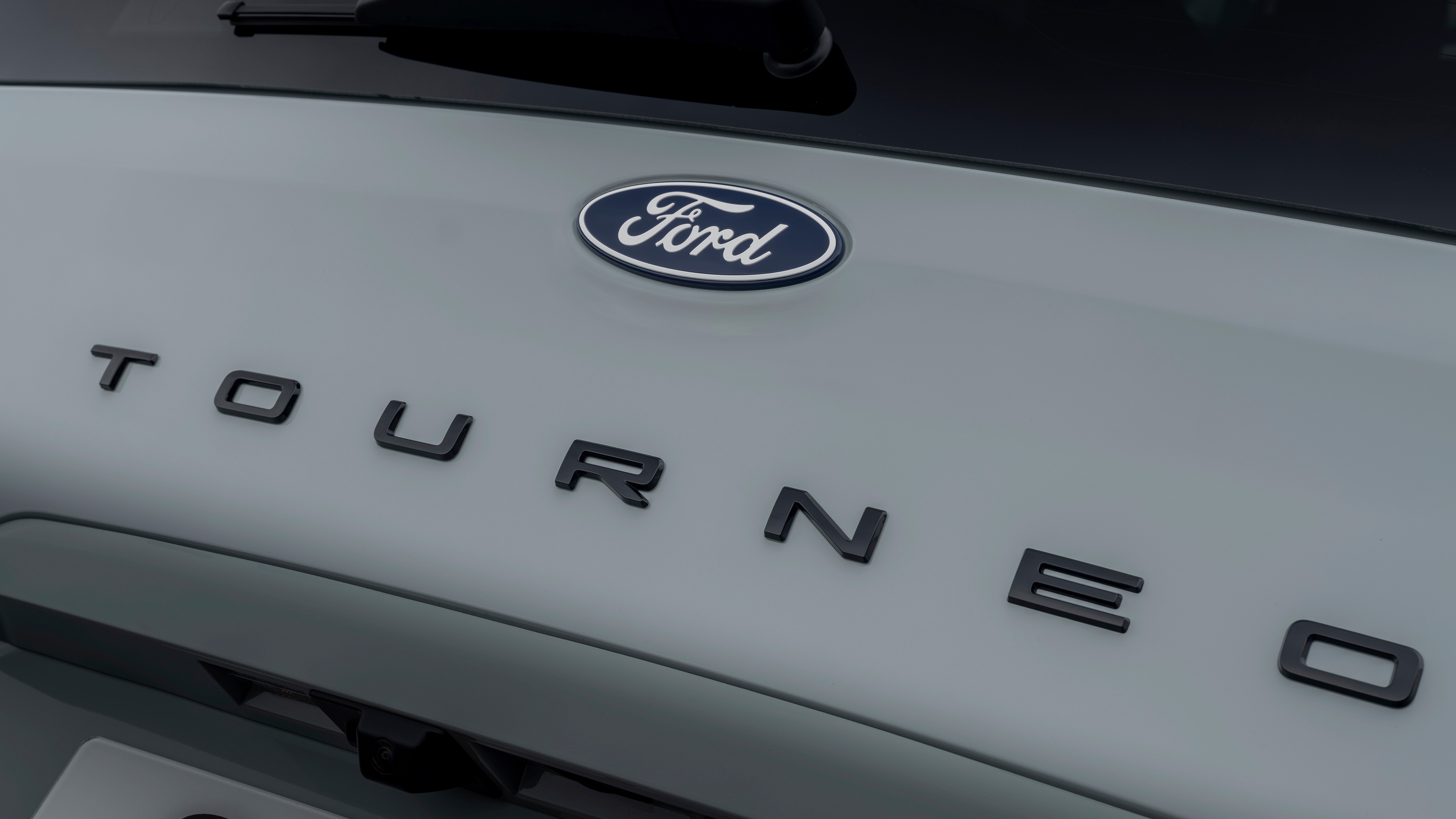 Ford E-Tourneo Courier - tailgate badging