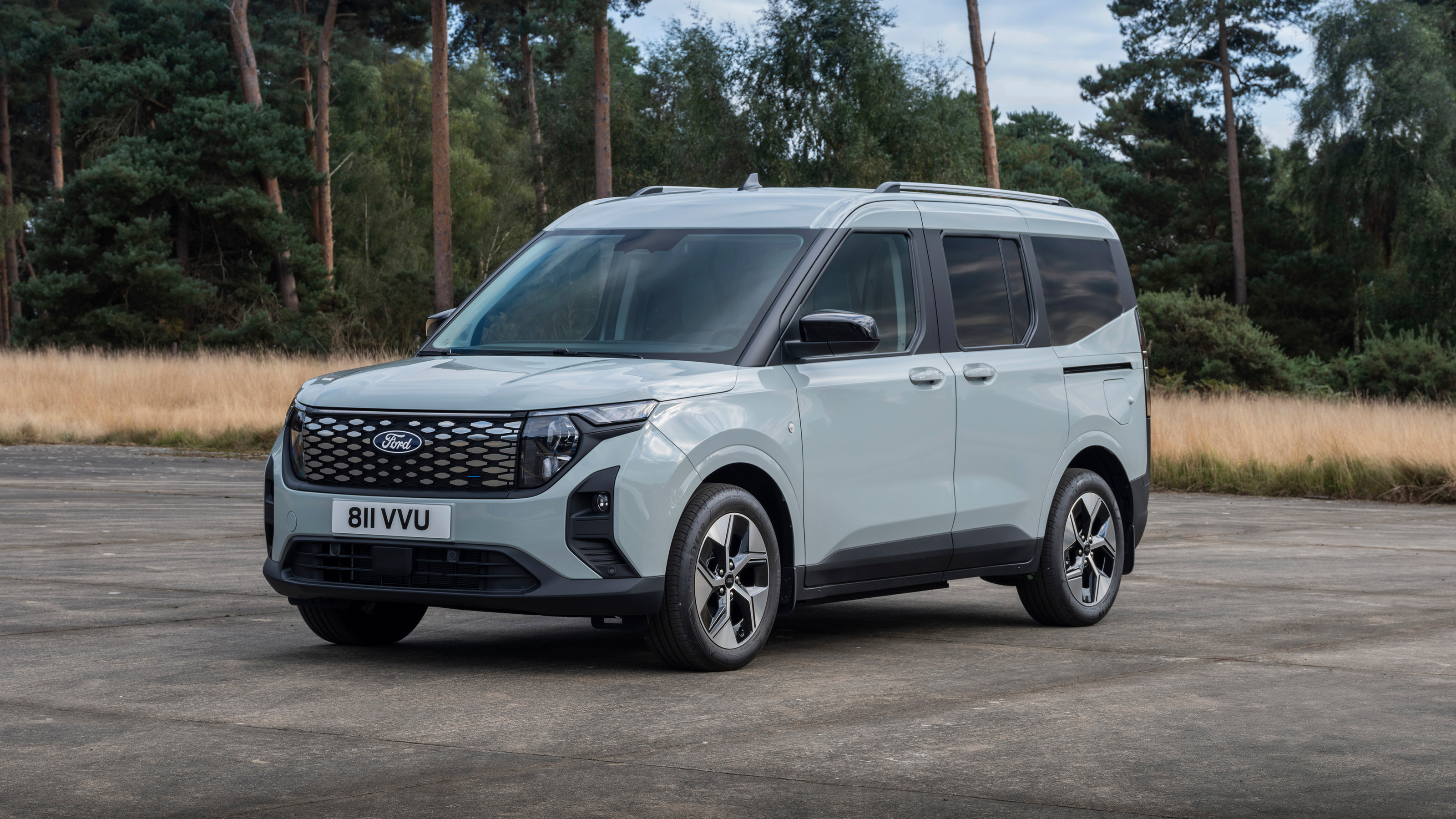 Ford E-Tourneo Courier - front static