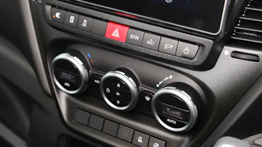 Iveco Daily - centre console controls