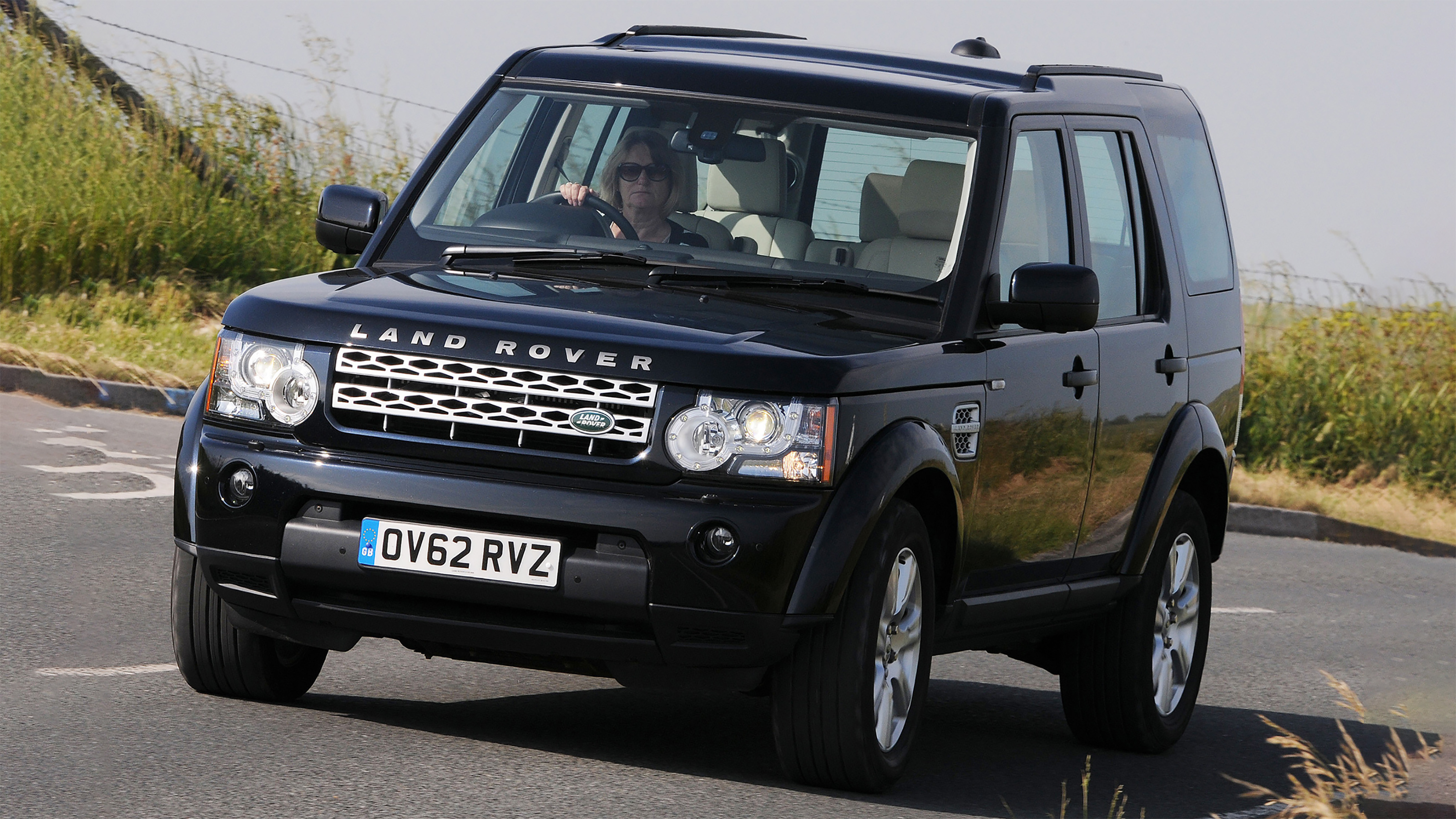 Land Rover Discovery 4 - front cornering