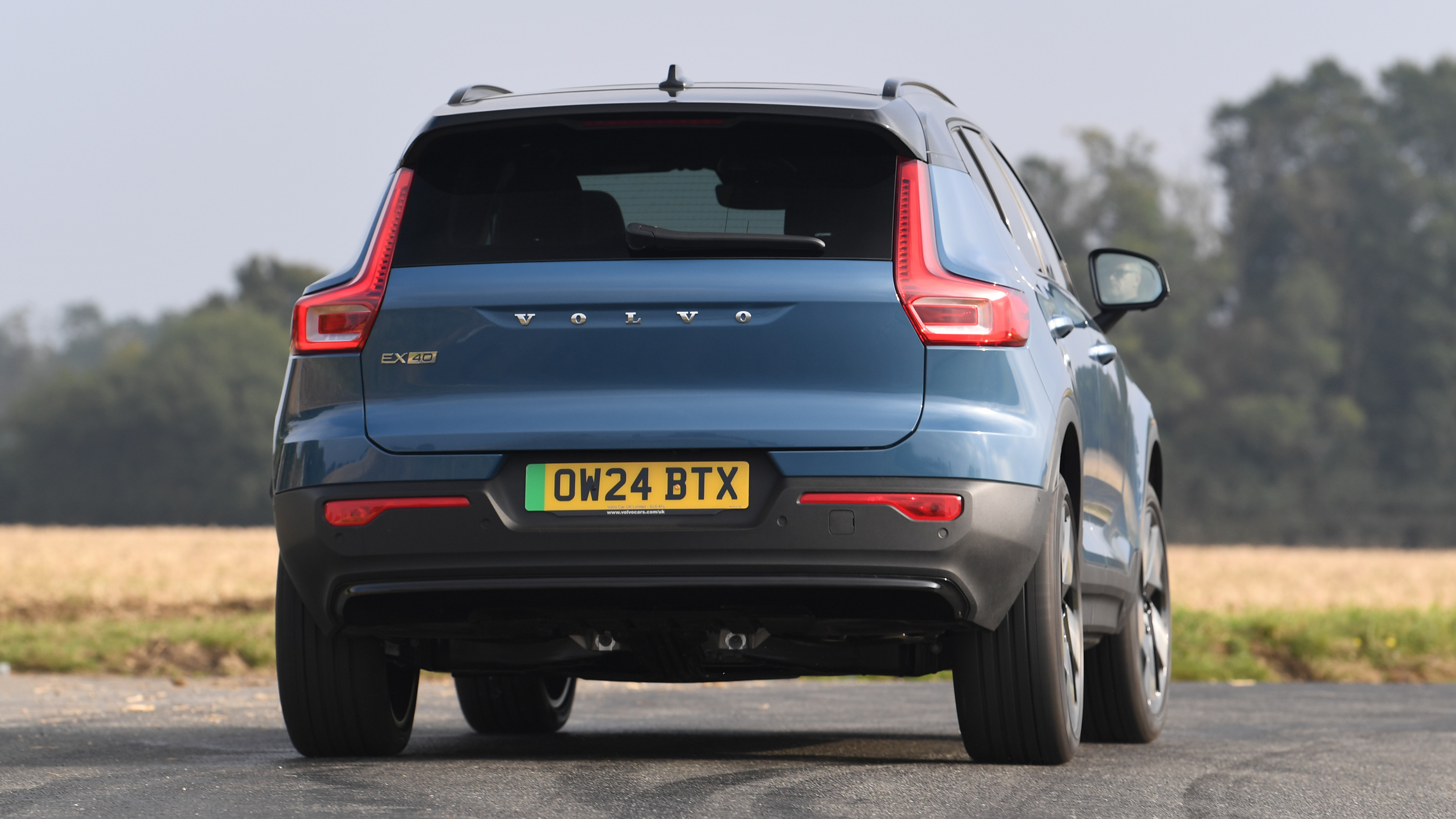 Volvo EX40 - rear cornering 