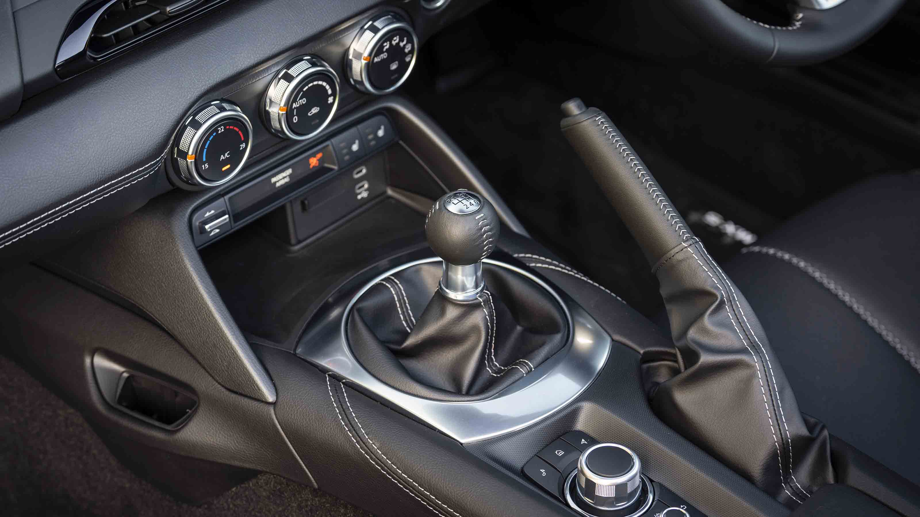 Mazda MX-5 - centre console