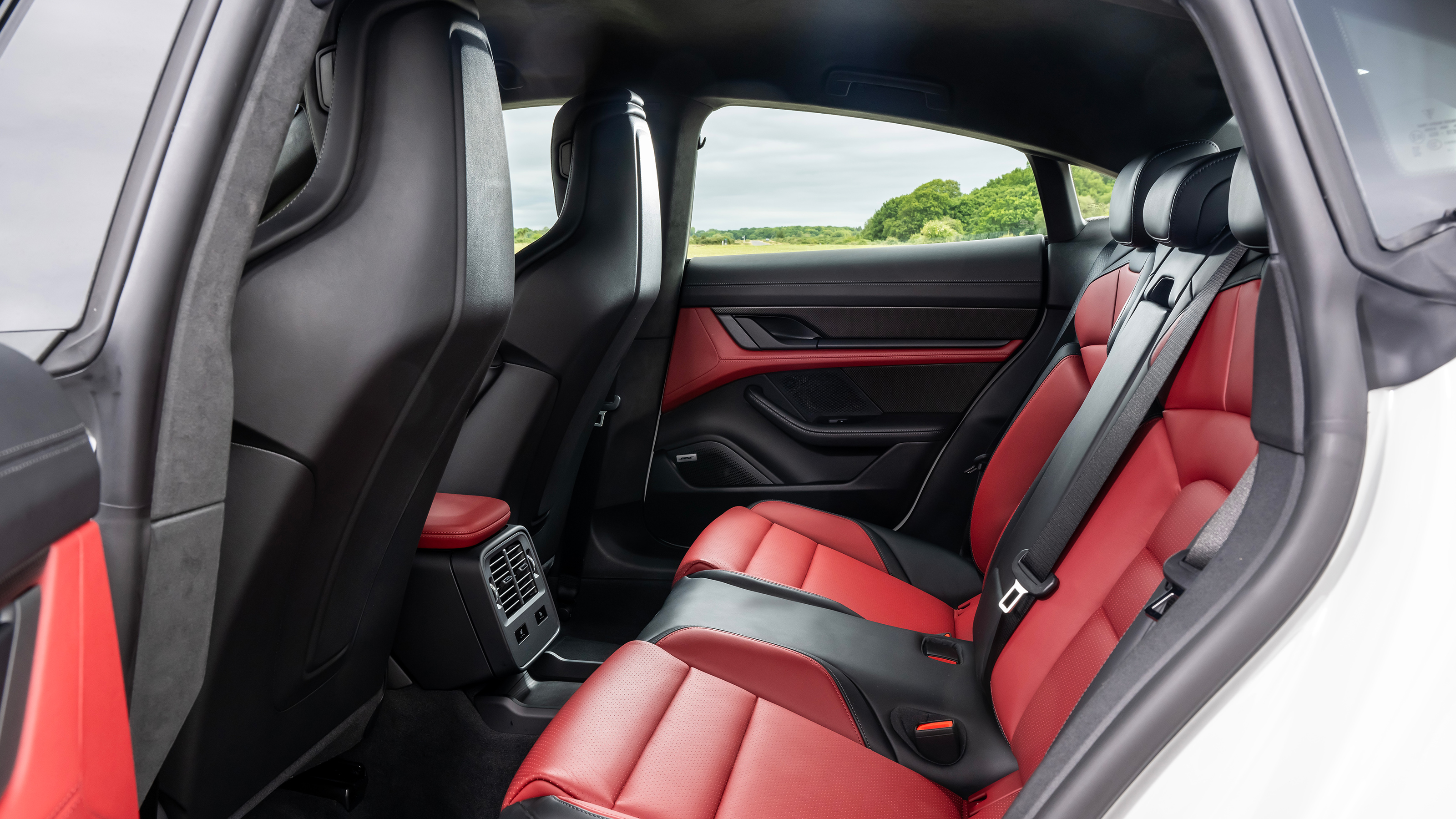 Porsche Taycan Turbo S - rear seats