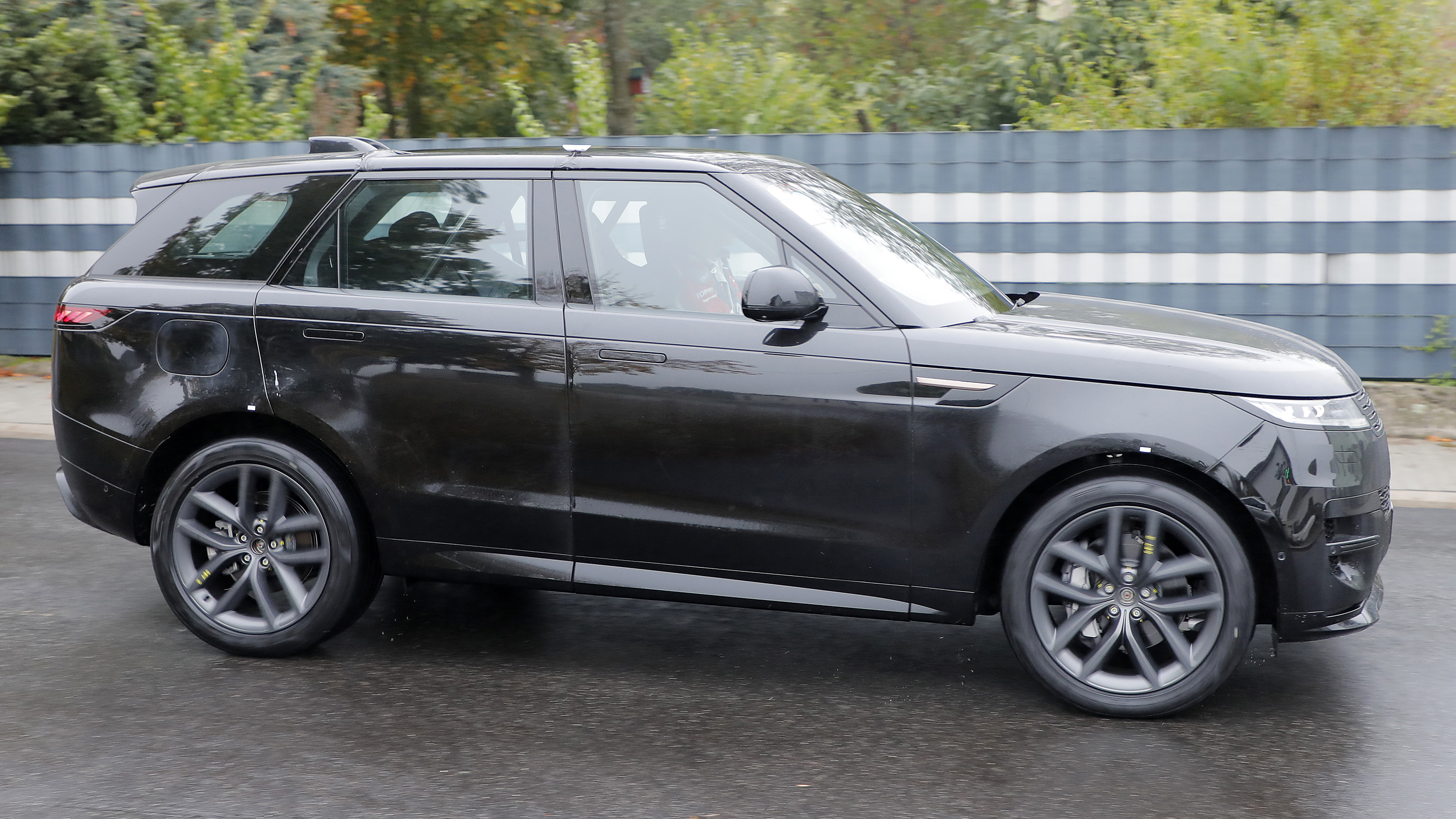 Range Rover Sport Electric spy shot - side profile