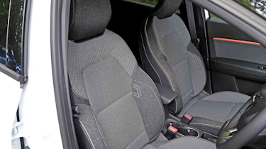 Renault Captur - front seat detail