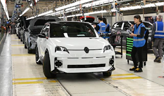 Renault 5 on production line