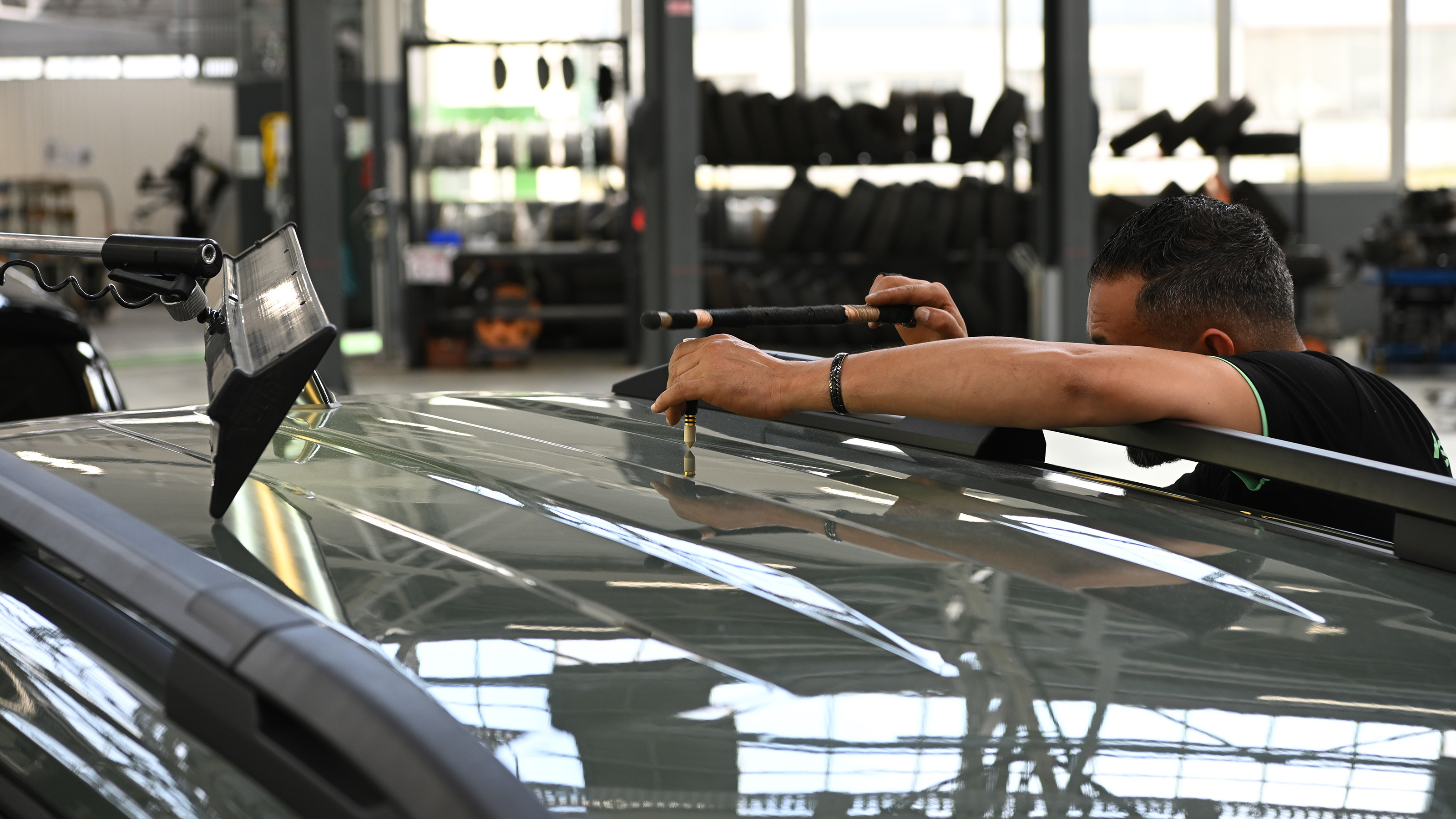 Renault ReFactory - technician working on car roof
