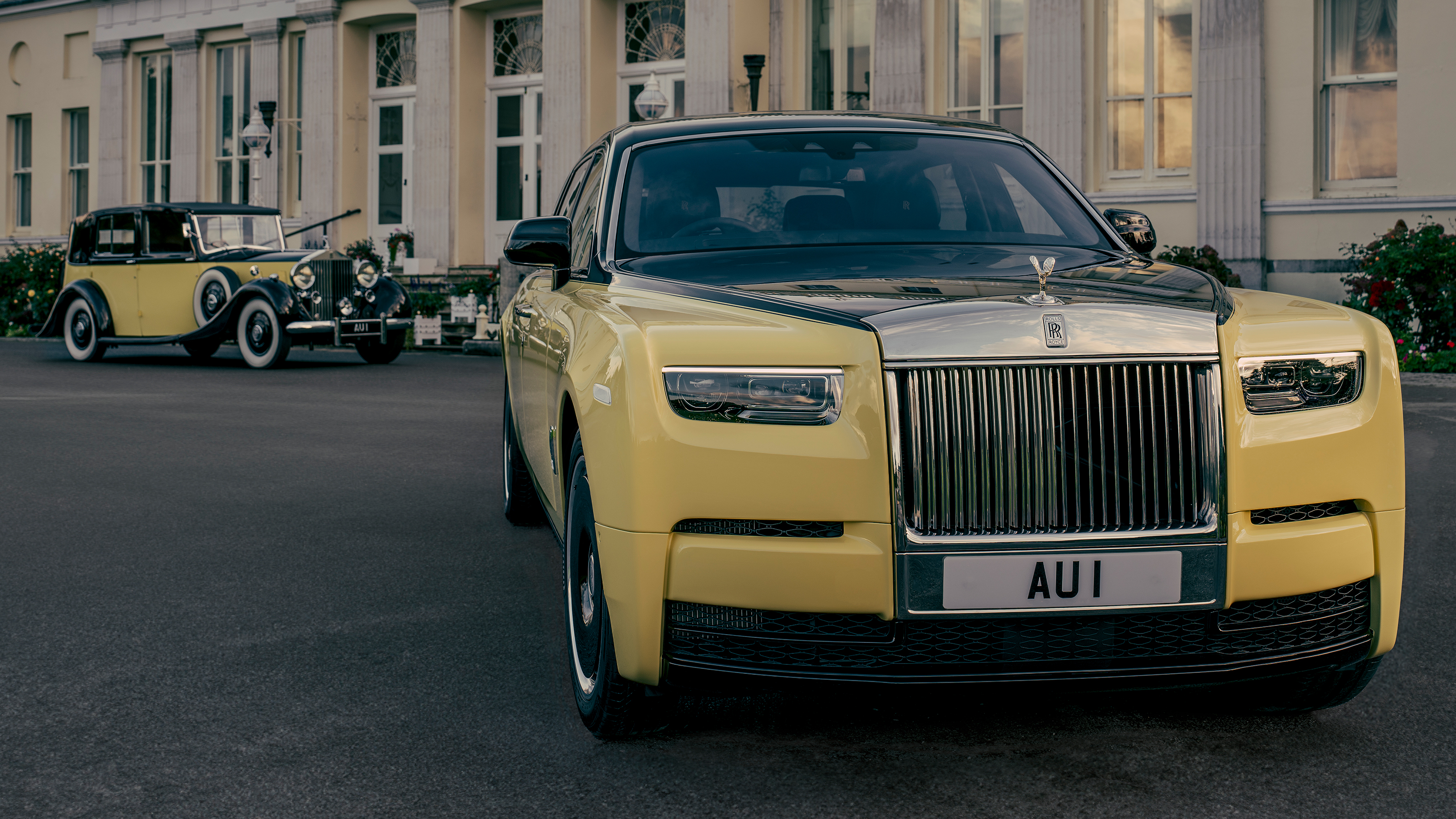 Rolls-Royce Phantom Goldfinger - front end with vintage Phantom