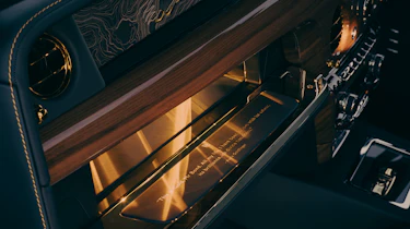 Rolls-Royce Phantom Goldfinger - glove box