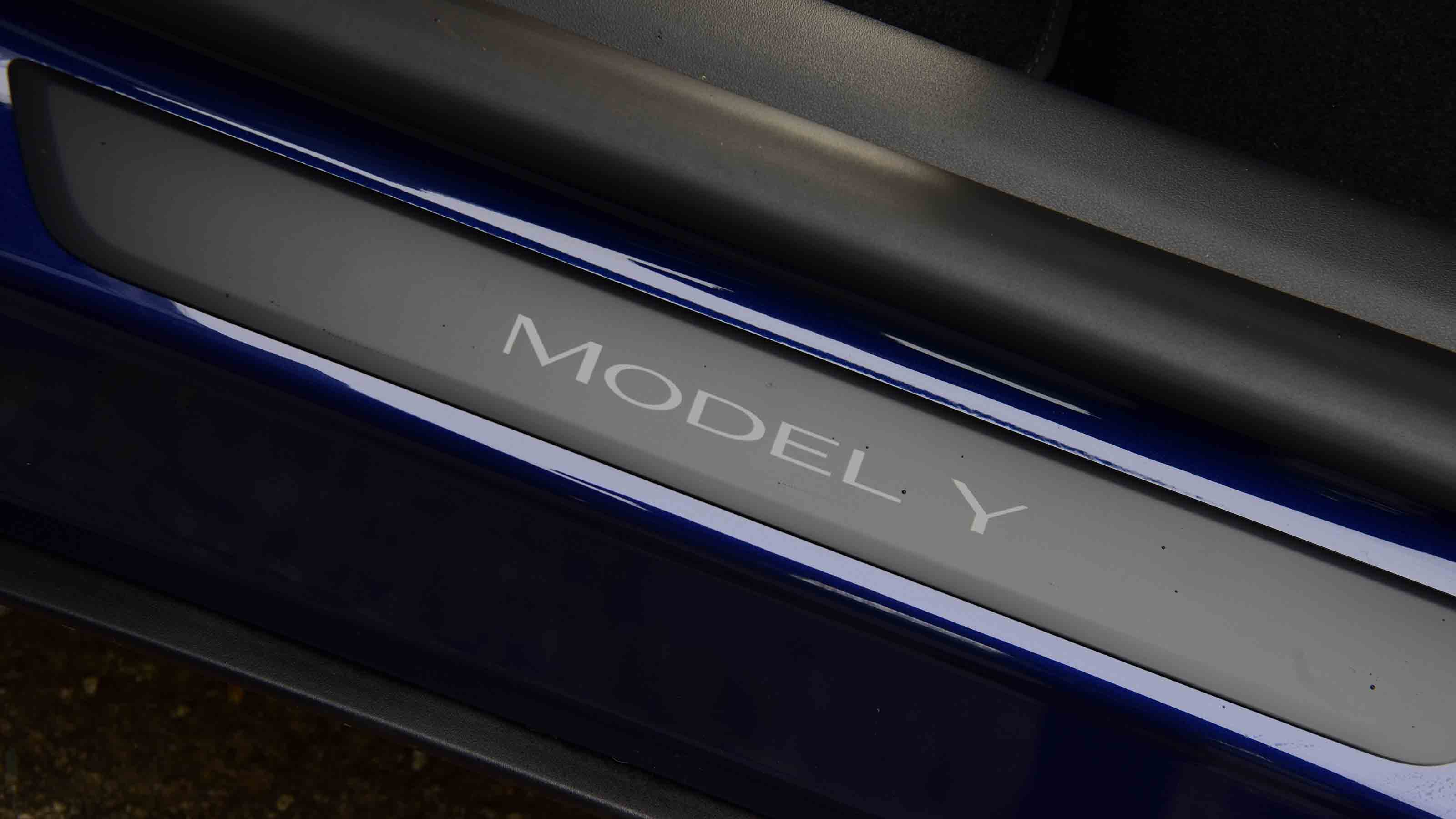 Tesla Model Y - sill trim