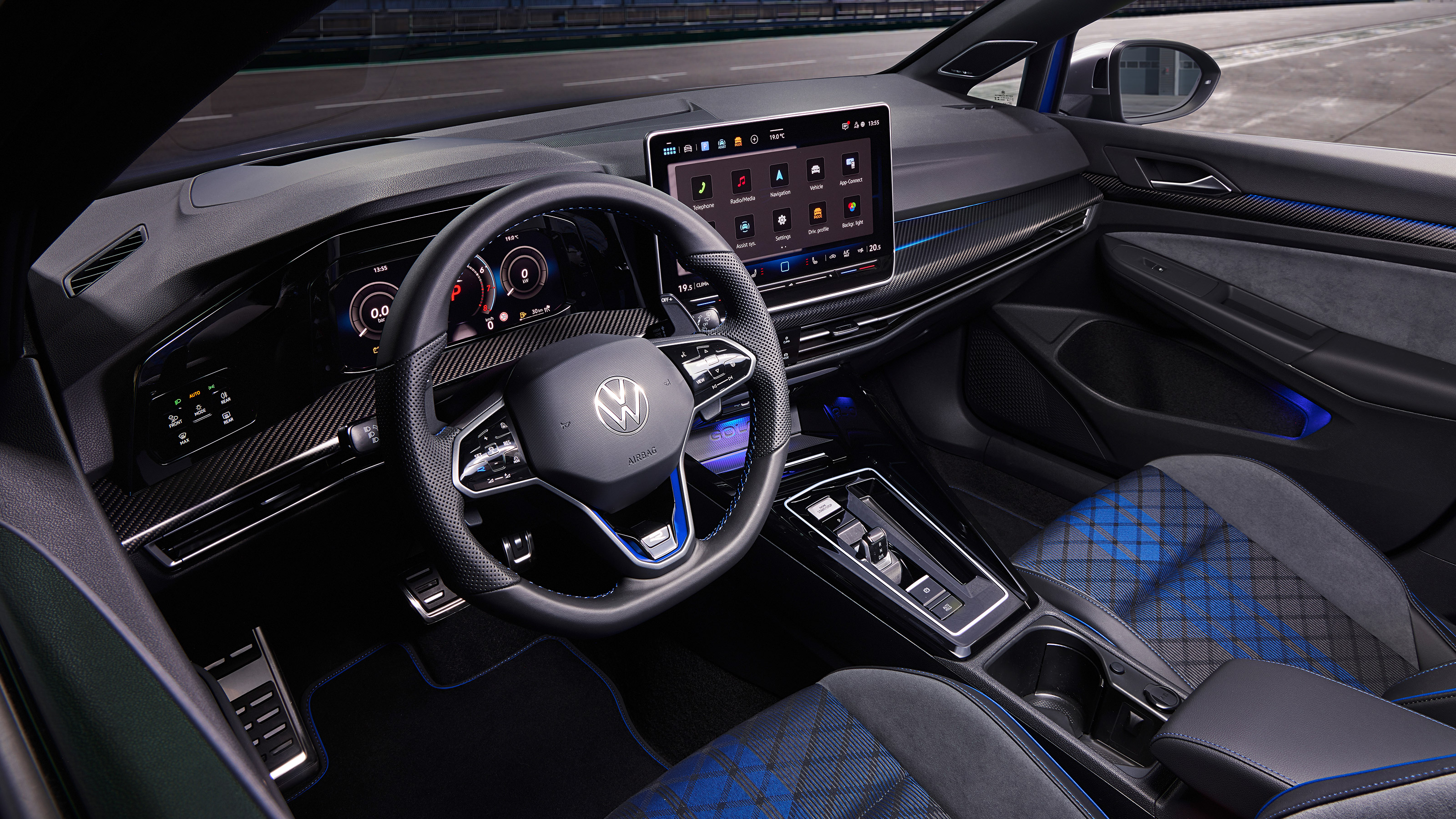Volkswagen Golf R - cabin