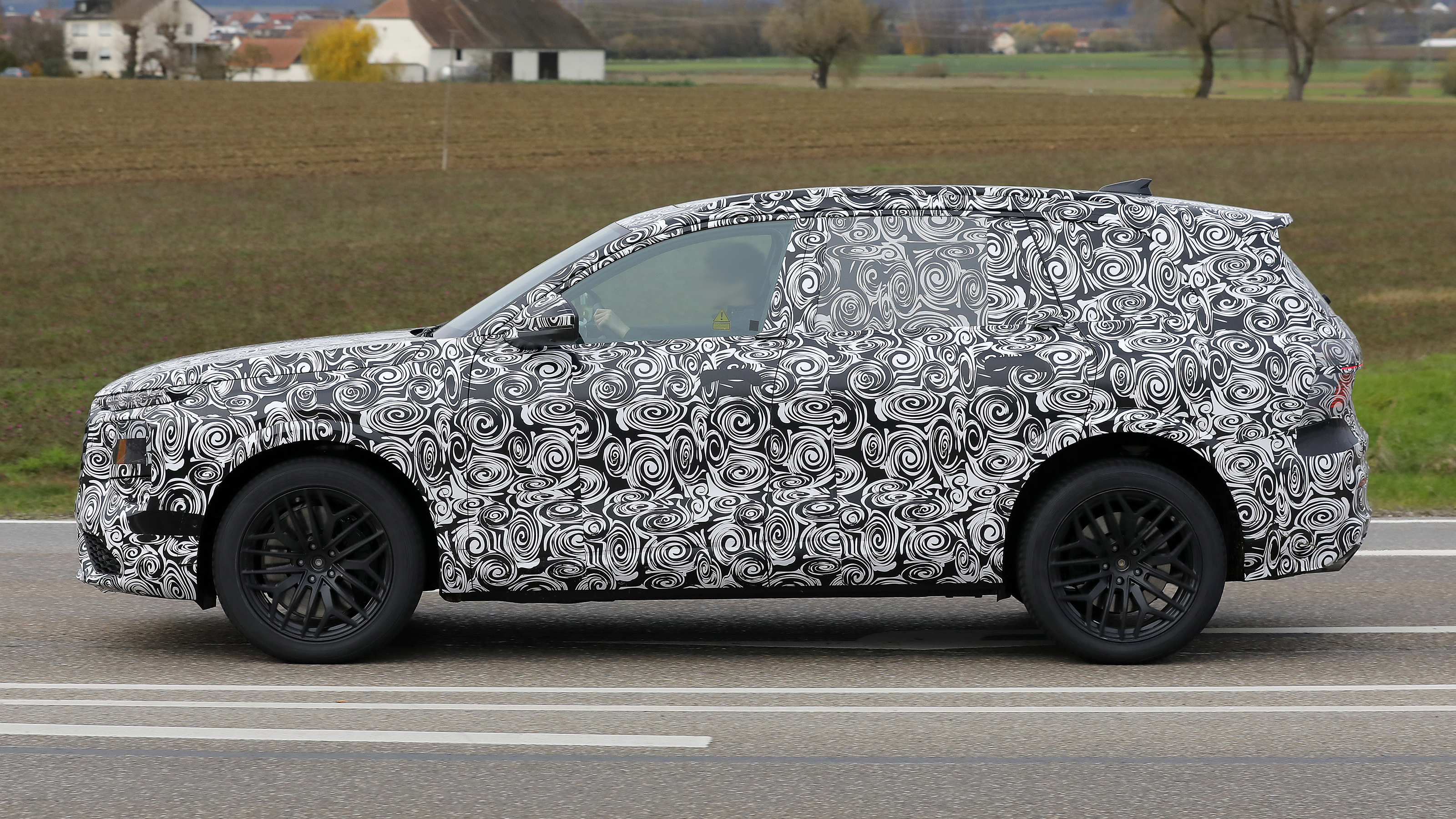 Audi Q7 spy shot - left side profile