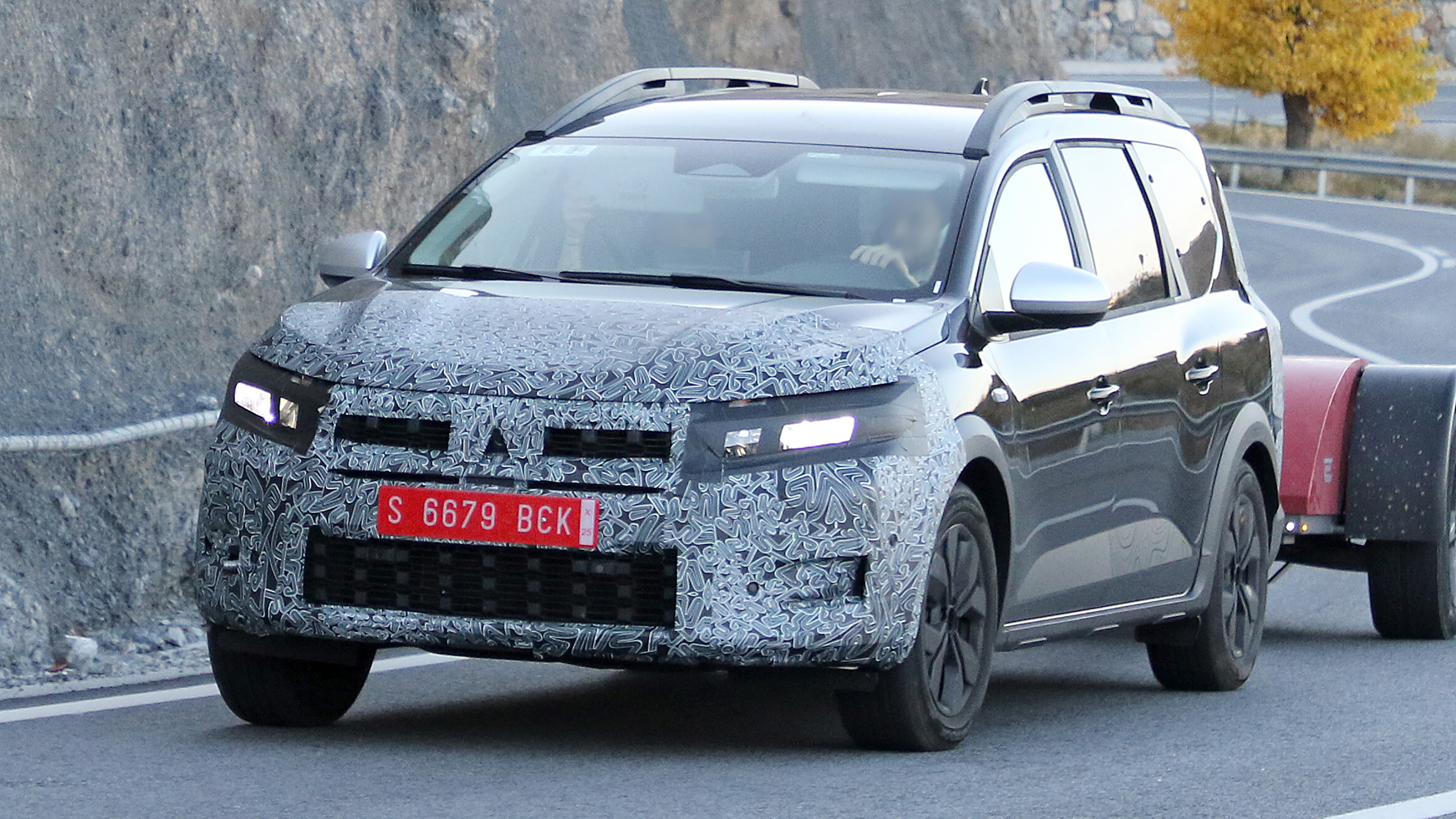 Dacia Jogger facelift (camouflaged) - front 3/4