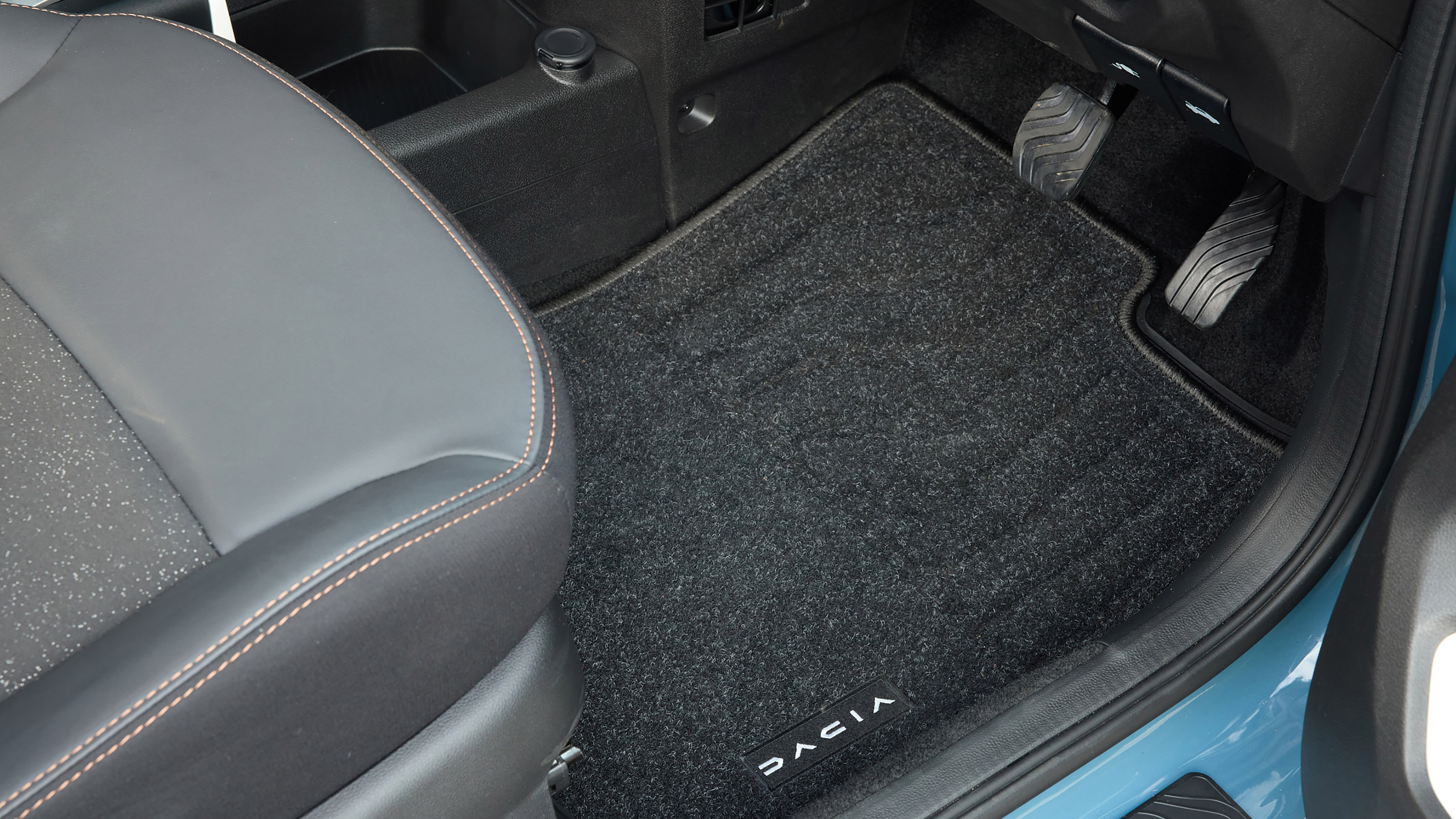 Dacia Spring Extreme 65 - foot well