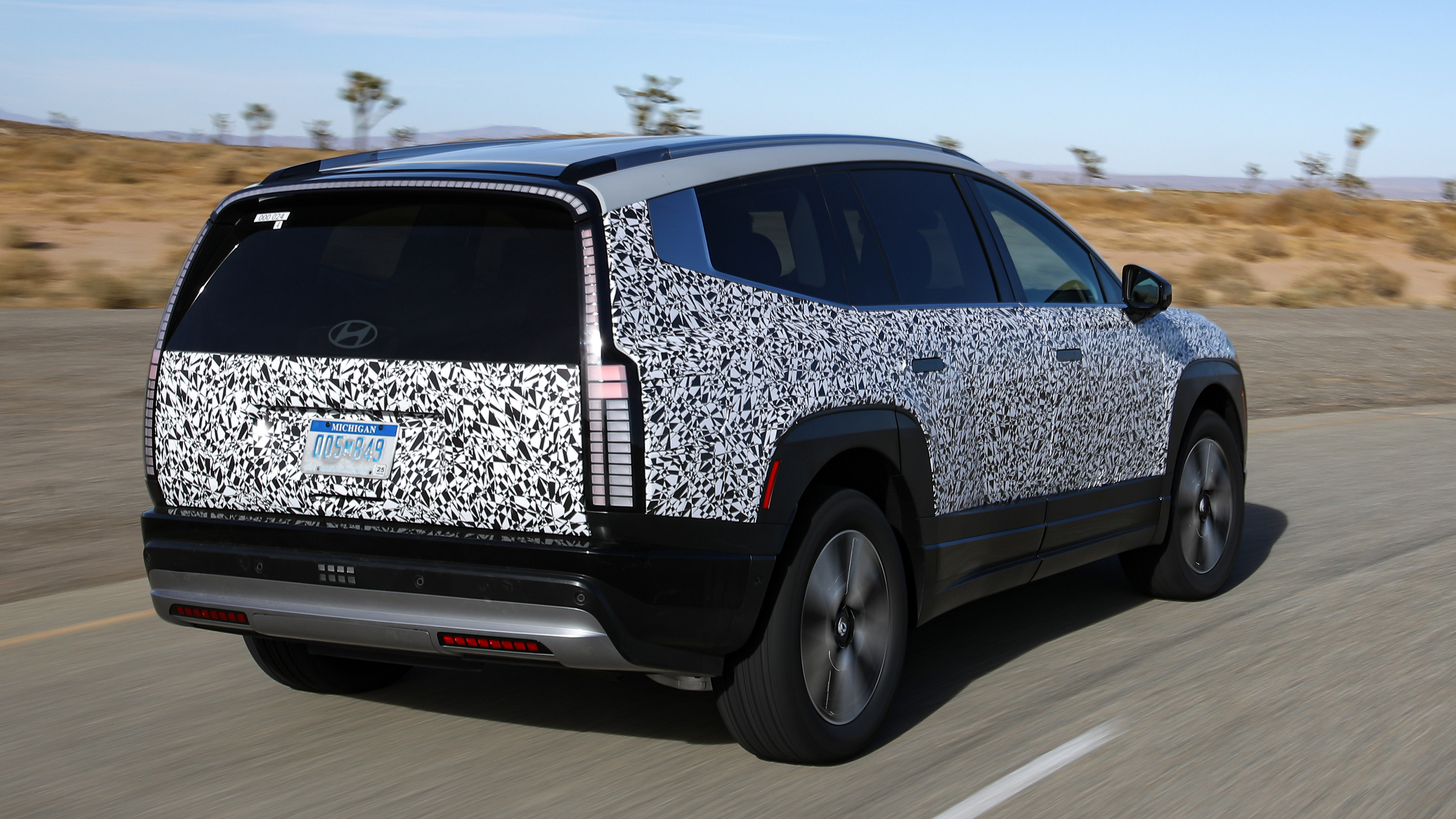 Hyundai Ioniq 9 prototype - rear tracking
