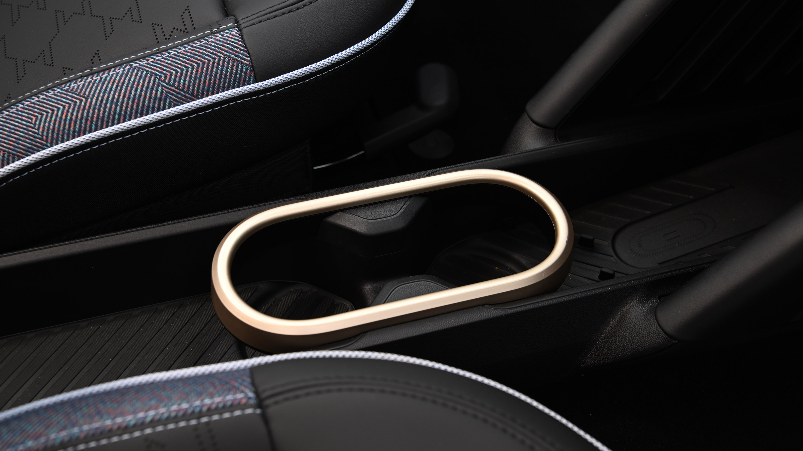 MINI Aceman E Exclusive - cup holders