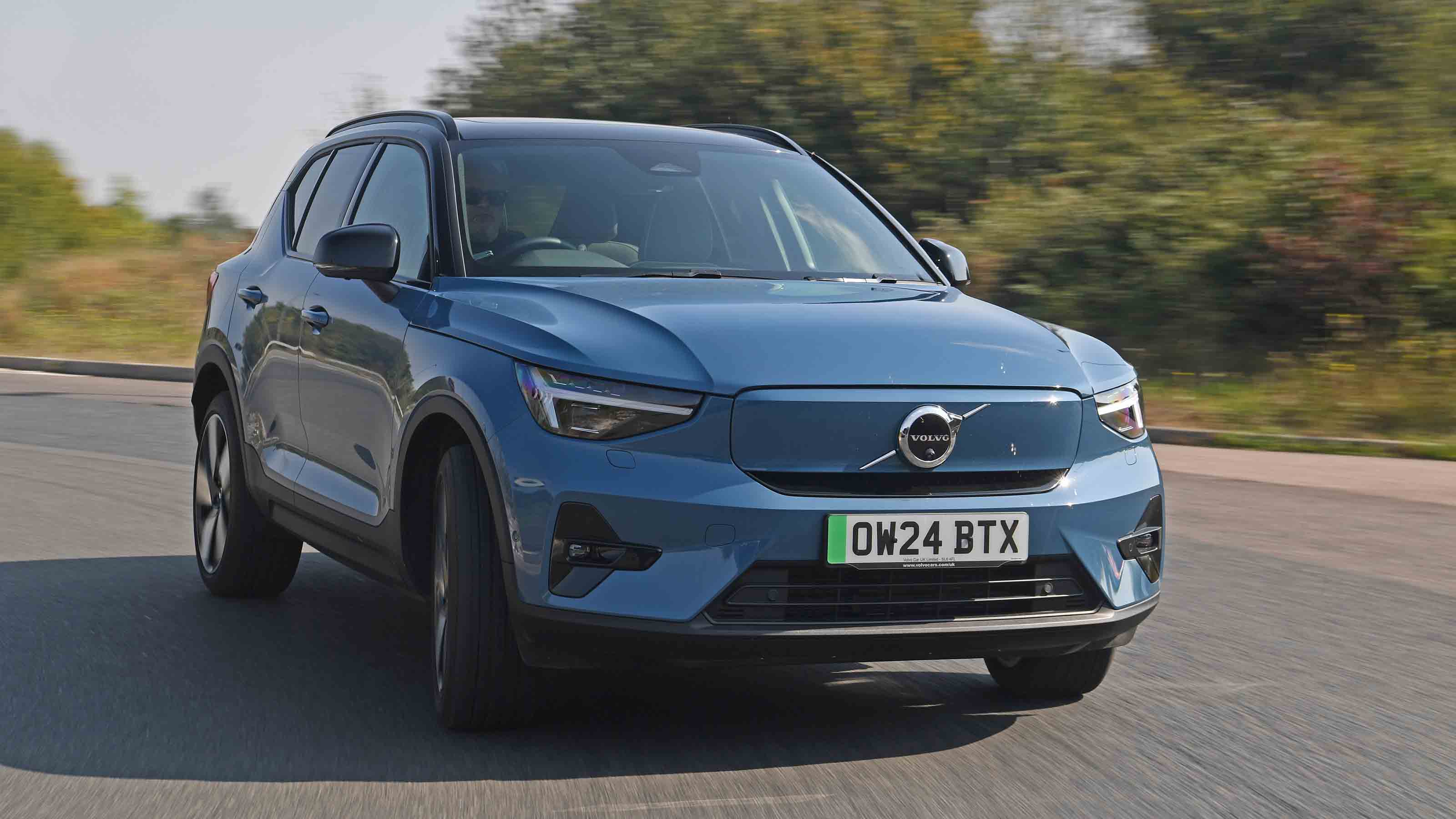 Volvo EX40 - front cornering right