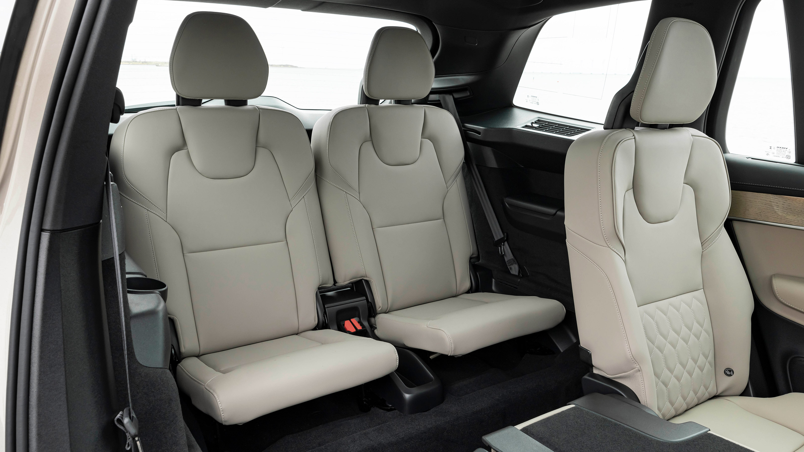 Volvo XC90 T8 - back seats