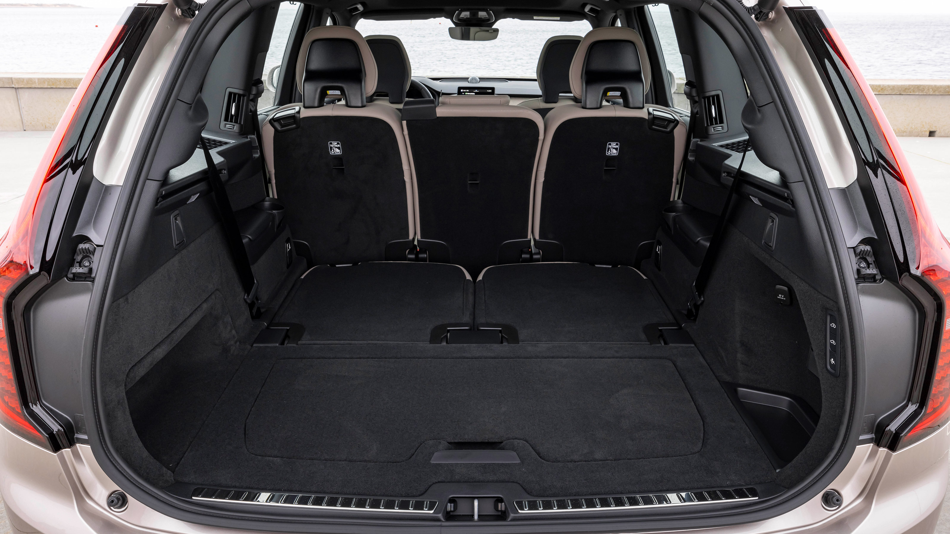 Volvo XC90 T8 - boot rear seats down